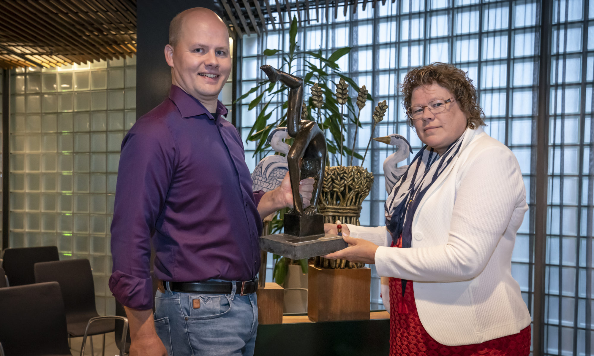 Jarige gymvereniging SiU schenkt gemeente bronzen beeld