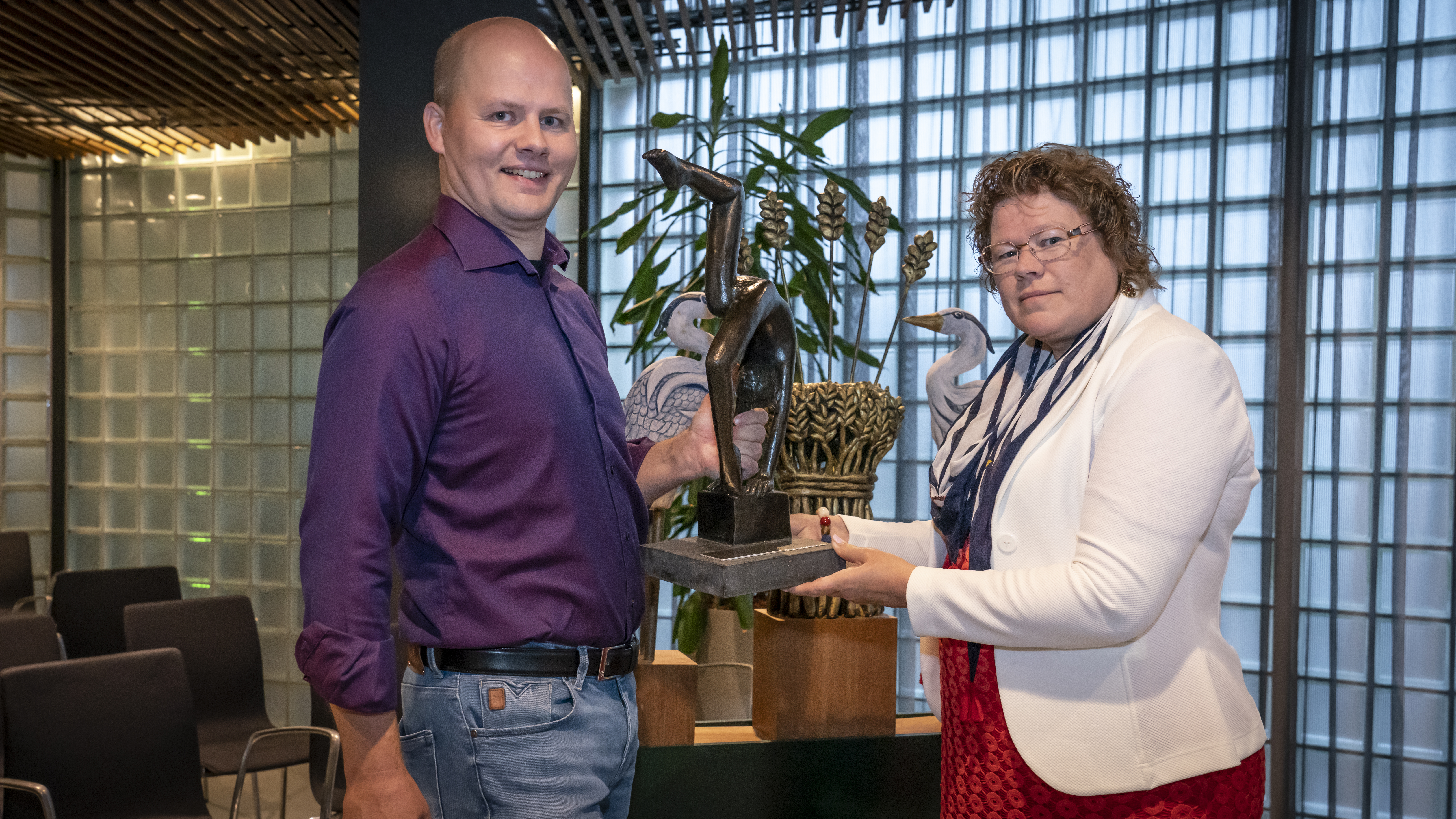 Jarige gymvereniging SiU schenkt gemeente bronzen beeld