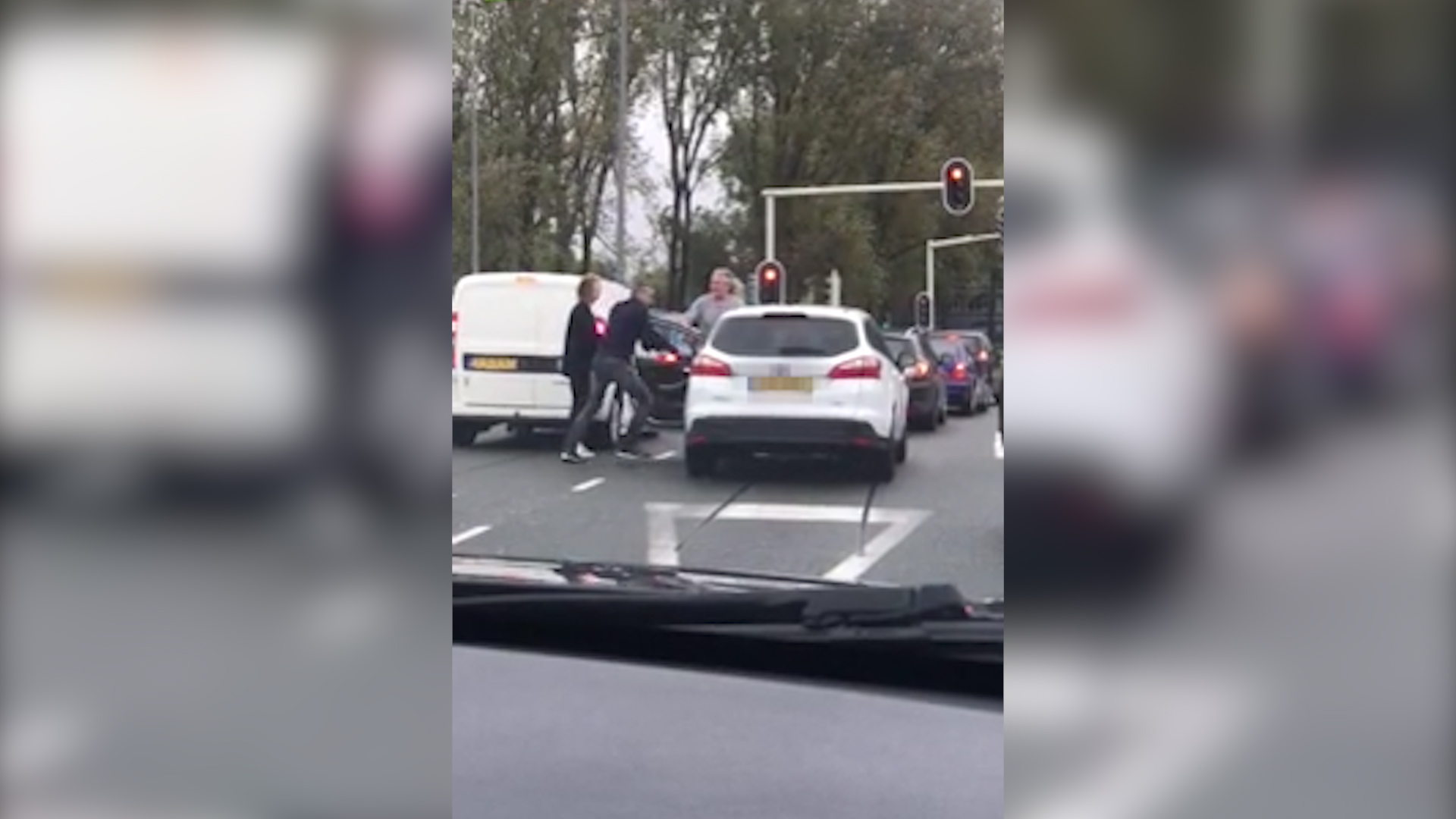 Man gaat tijdens verkeersconflict volledig door het lint op rotonde Kooimeer