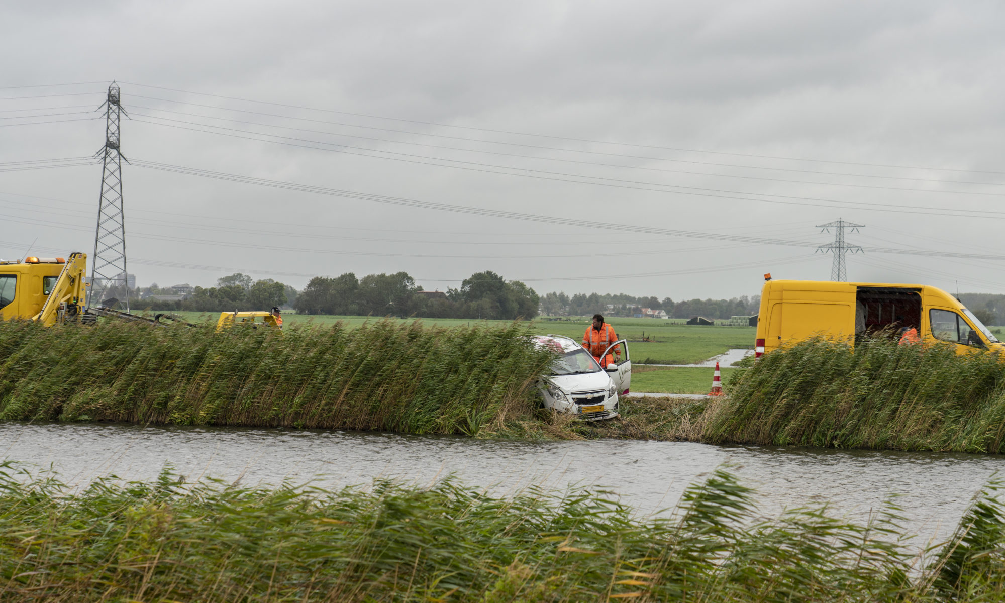 Eénzijdig ongeval Huygendijk; automobilist net op tijd uit zinkende auto