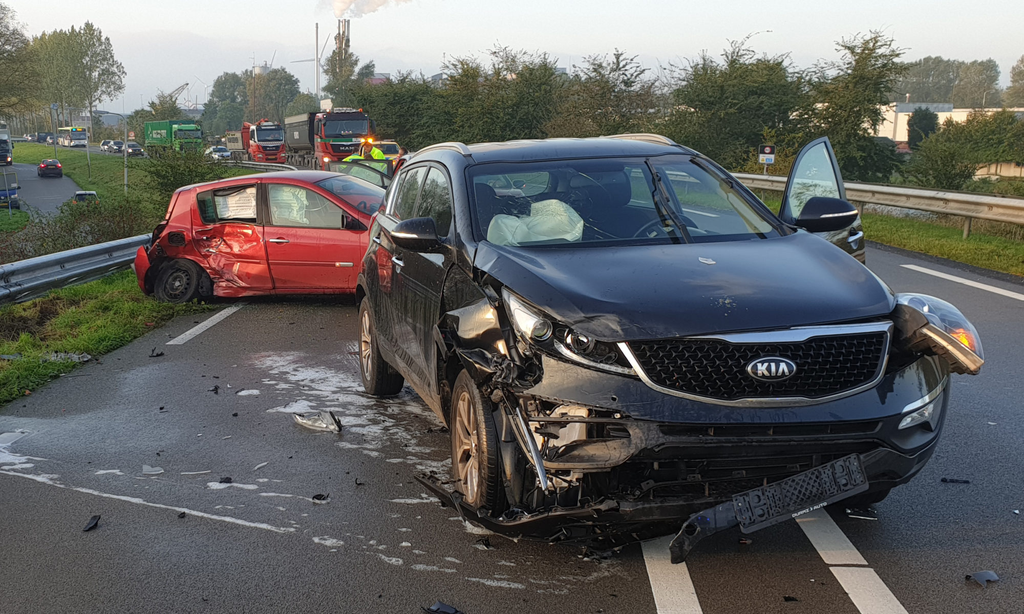 Chaos op N244 door 'gladde substantie': twee gewonden en veel blikschade