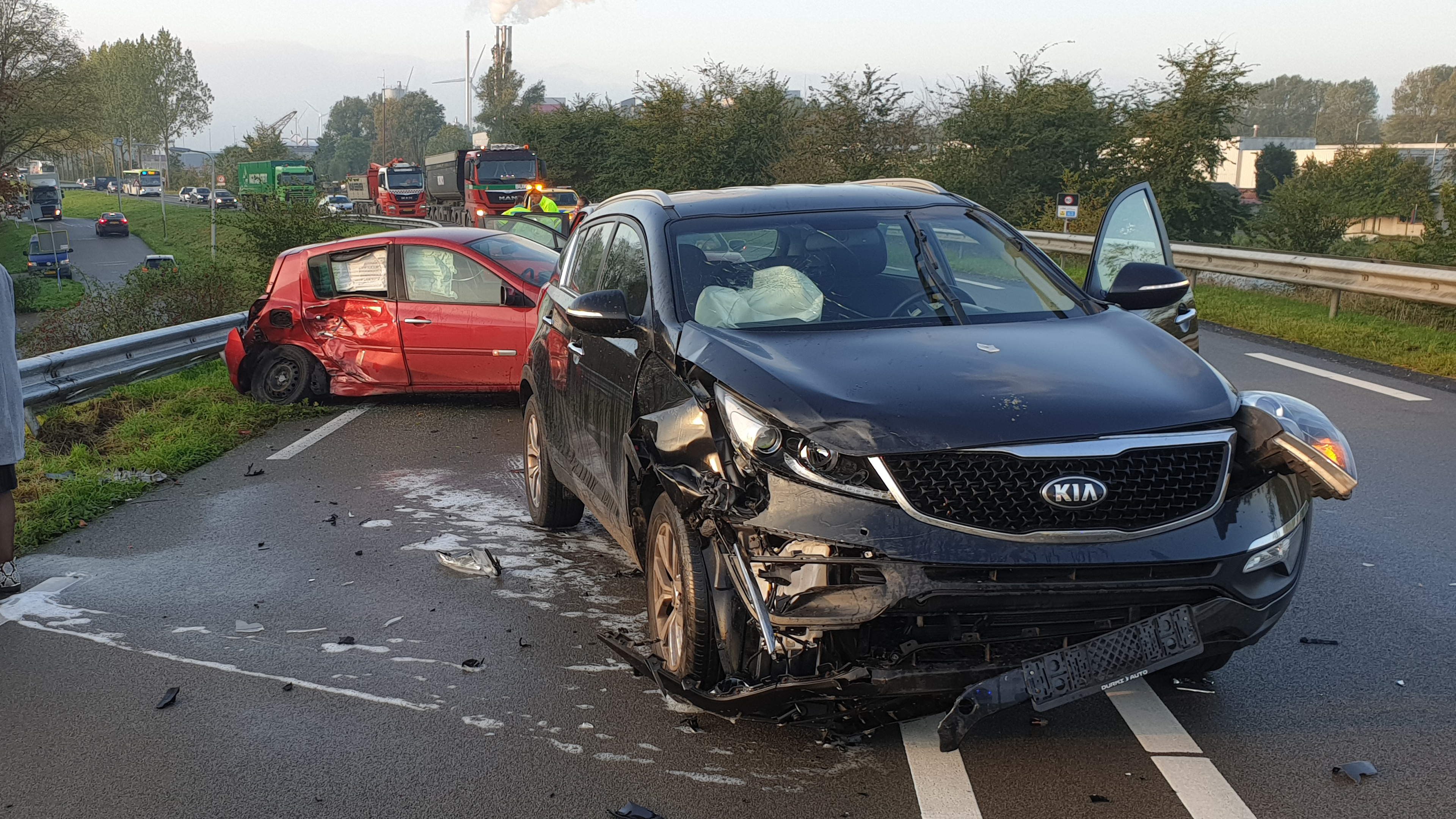 Chaos op N244 door 'gladde substantie': twee gewonden en veel blikschade