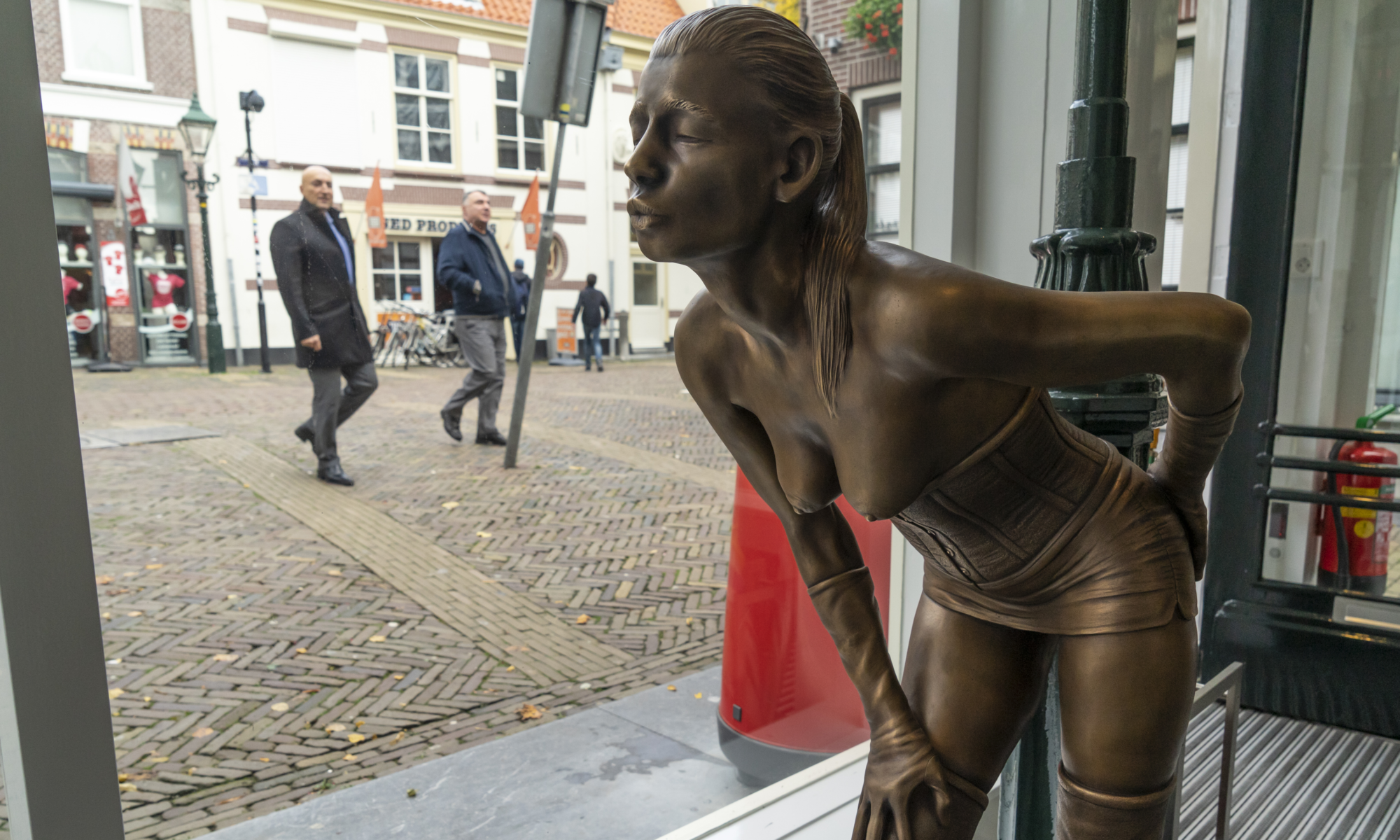 Oudste beroep vereeuwigd in Alkmaar: wulps beeld van prostituee op de Achterdam