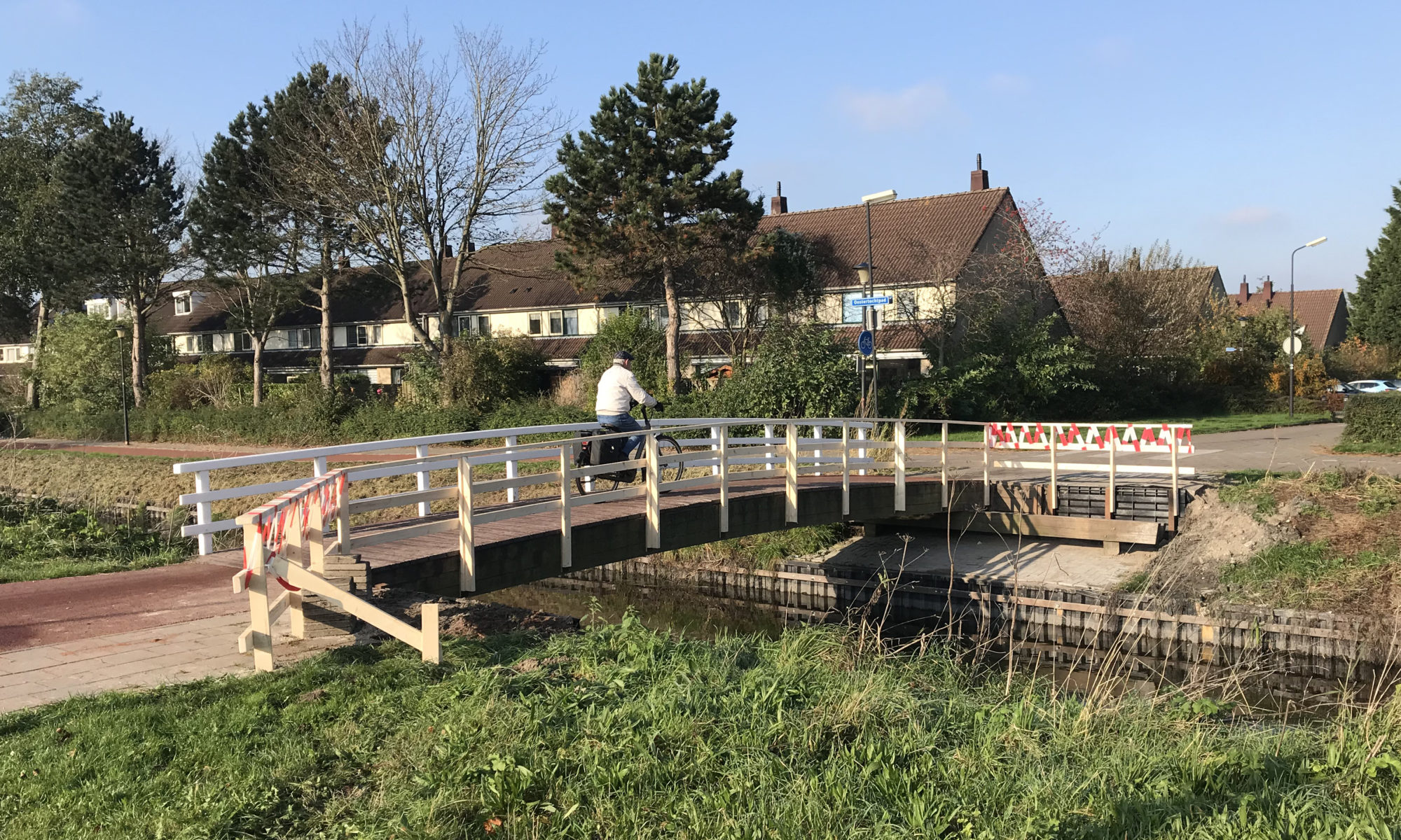 Opluchting voor fietsers en voetgangers: noodbrug Rustenburgerweg-Oostertocht klaar voor gebruik