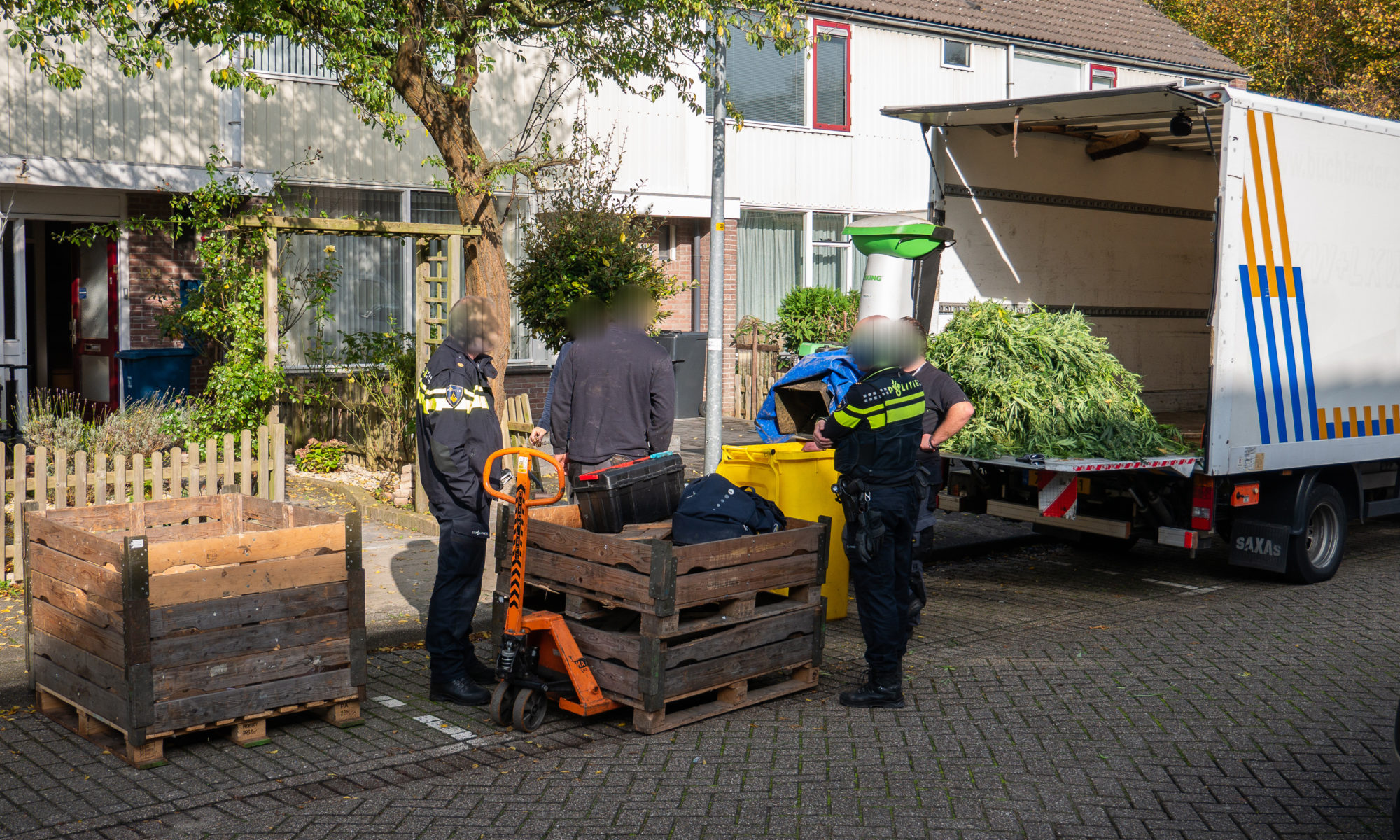 Alkmaarse politie rolt wietplantage op onder woning aan Hornwaard 1