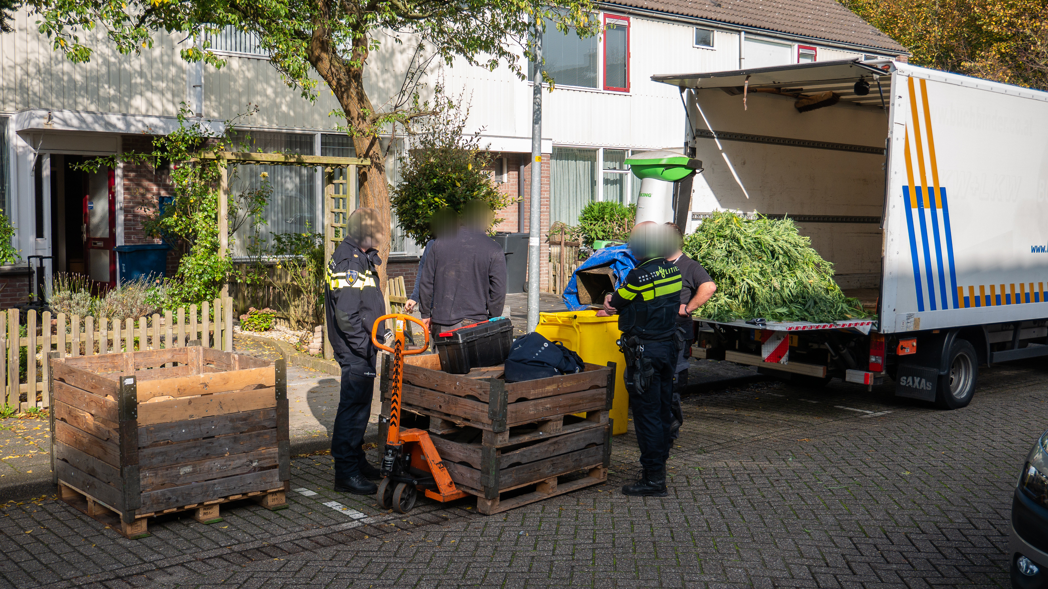 Alkmaarse politie rolt wietplantage op onder woning aan Hornwaard 1