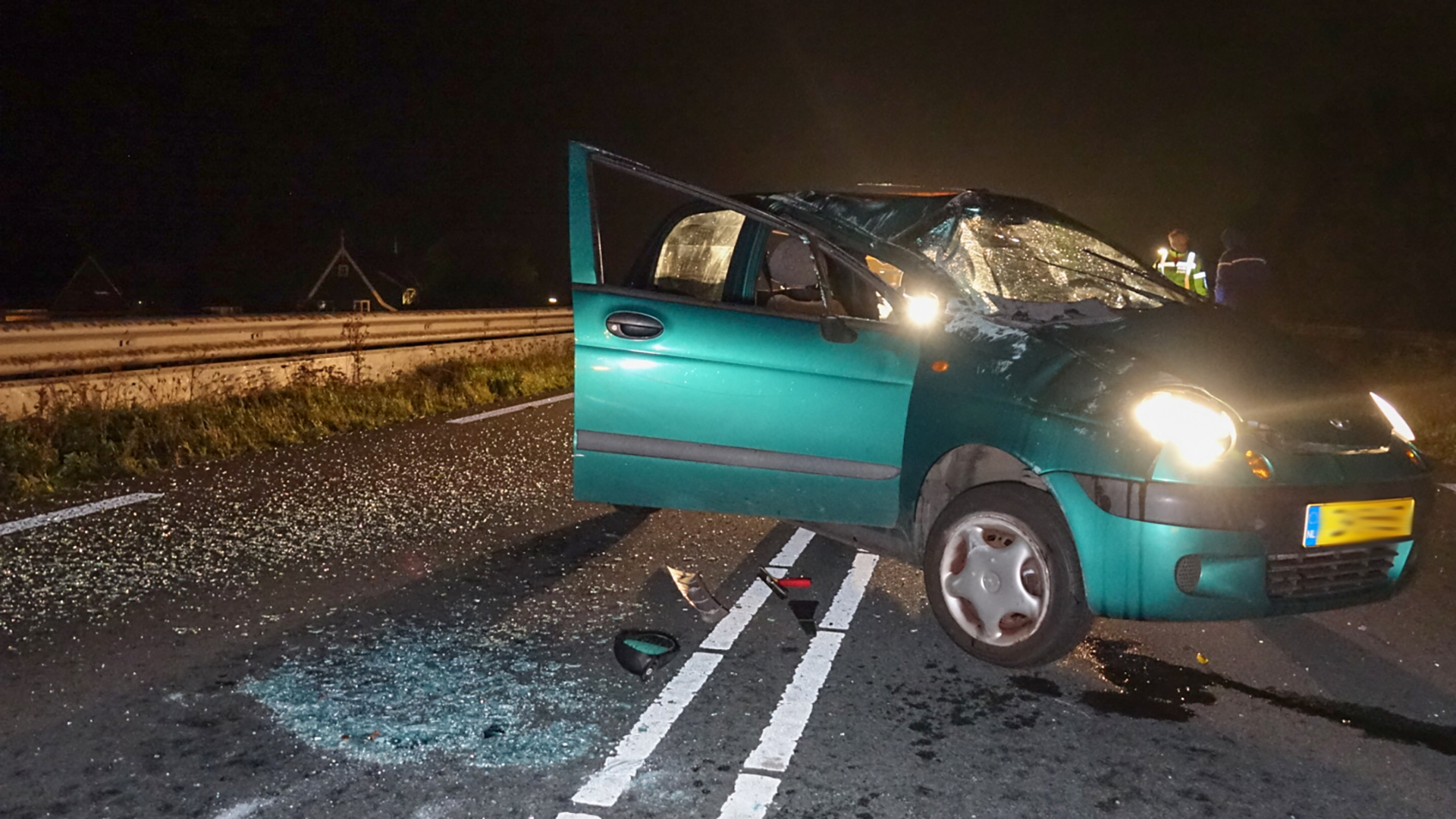 Automobiliste over de kop op N244 bij West-Graftdijk