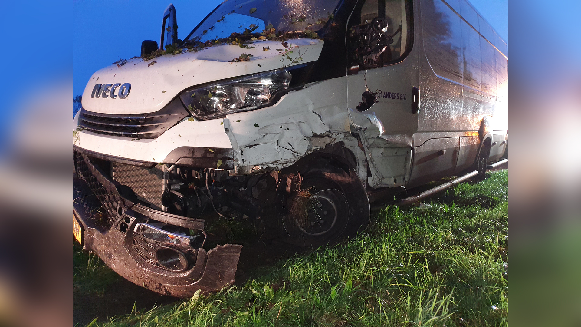 In slaap gevallen koerier veroorzaakt ongeval op Steve Bikoweg bij Alkmaar