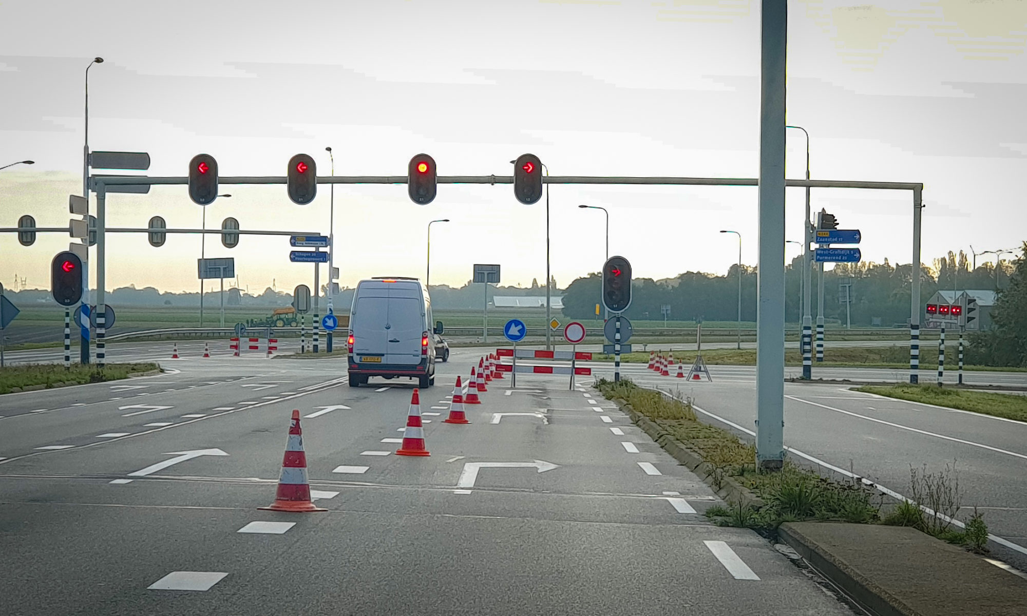 Olie op wegdek zorgt voor onverwachte afsluiting Westdijk (N244)