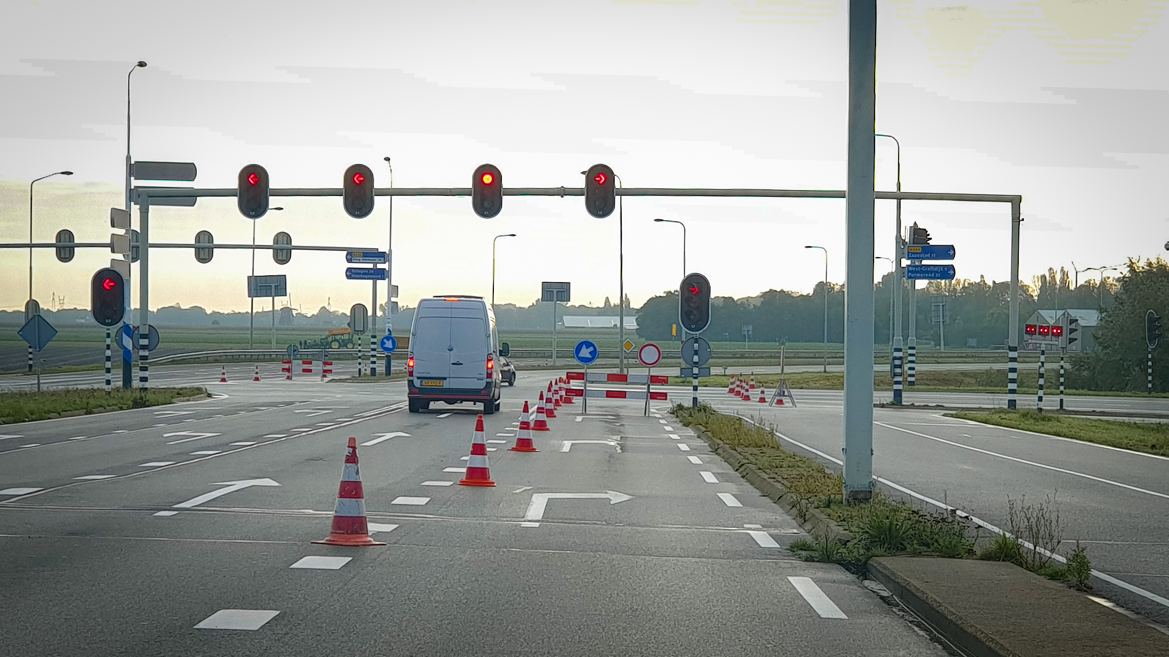 Olie op wegdek zorgt voor onverwachte afsluiting Westdijk (N244)