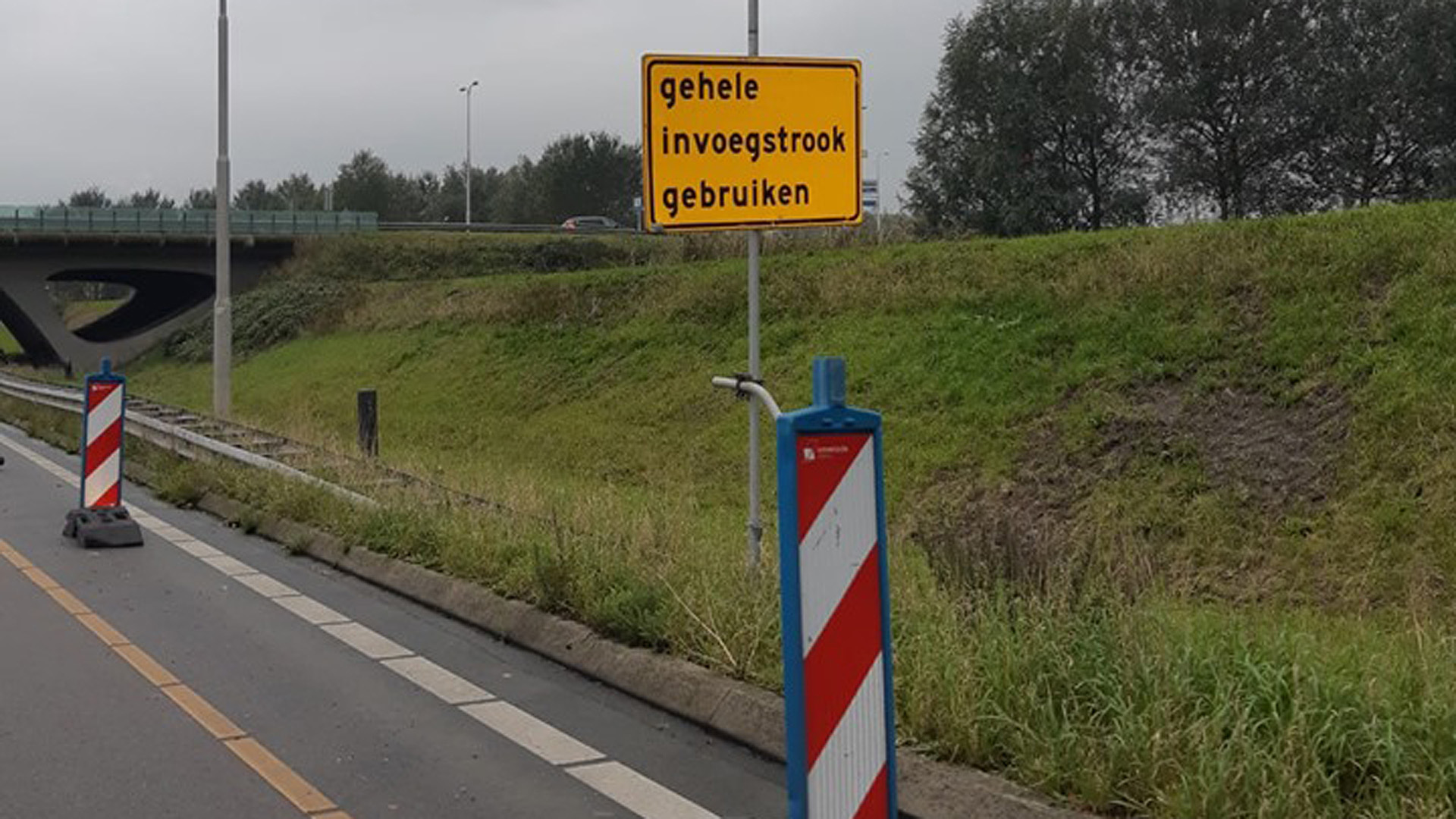 Politie waarschuwt voor gevaarlijke situaties bij gehaast invoegen op N242