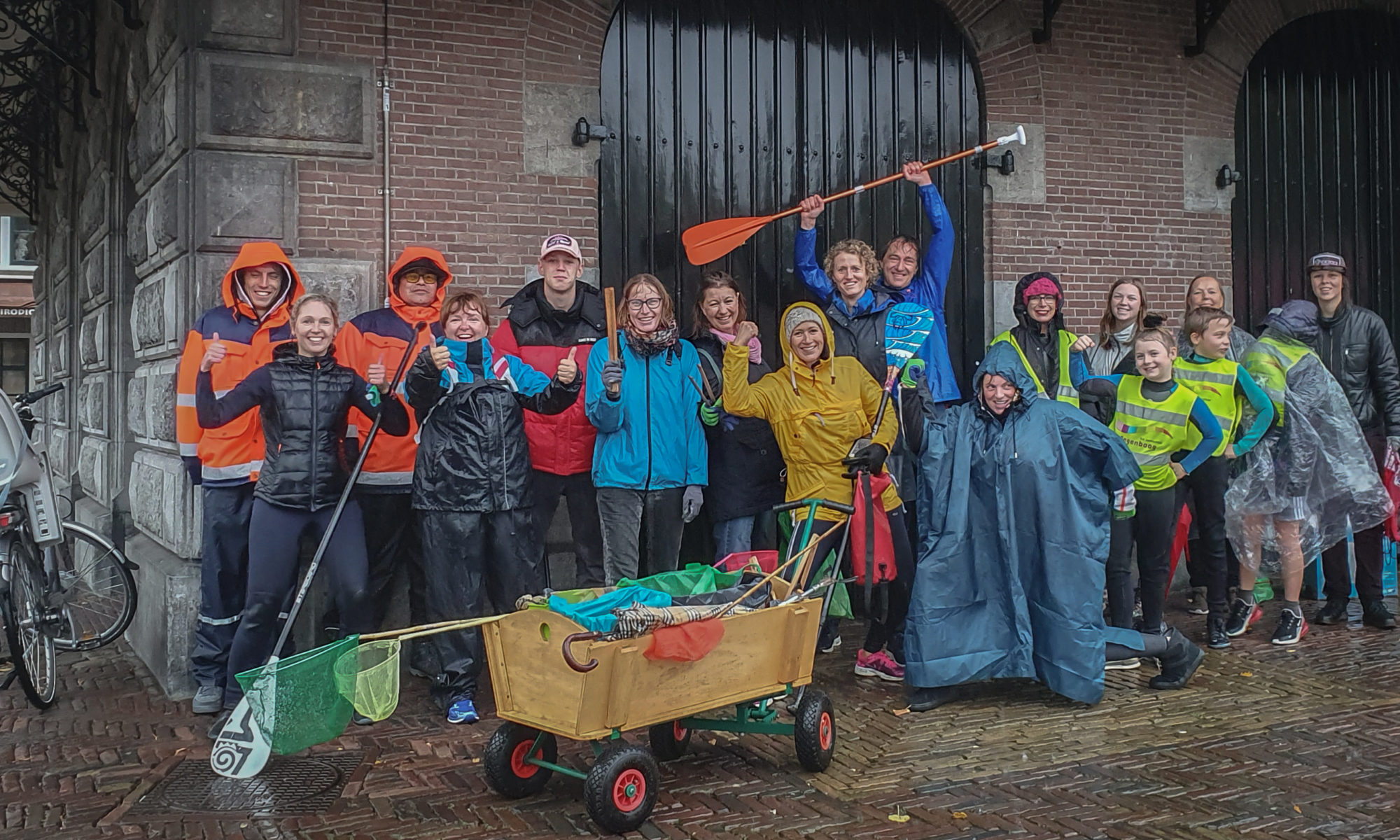 Schoonmaakactie in Alkmaarse centrum enthousiast doorgezet ondanks noodweer