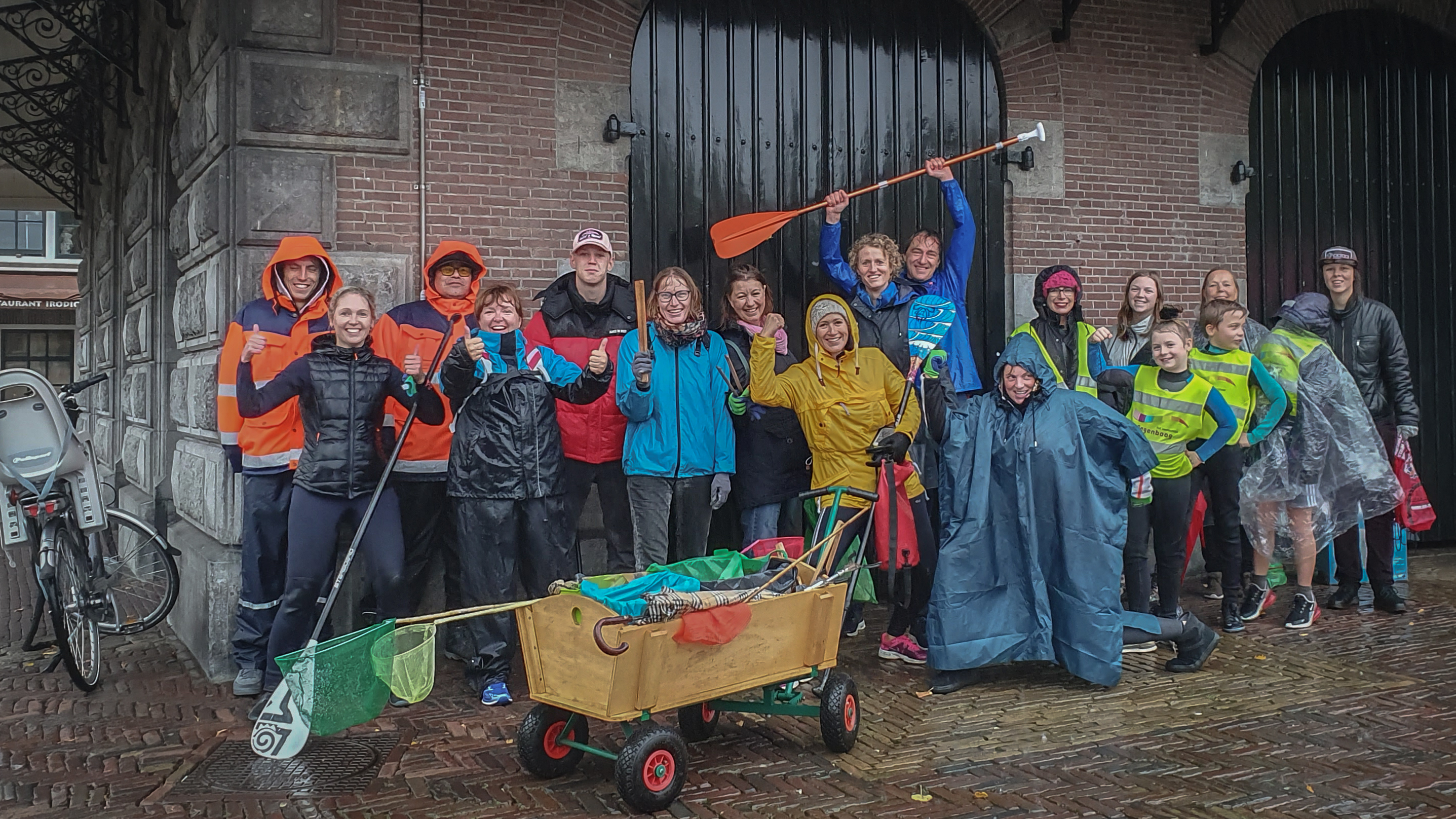 Schoonmaakactie in Alkmaarse centrum enthousiast doorgezet ondanks noodweer