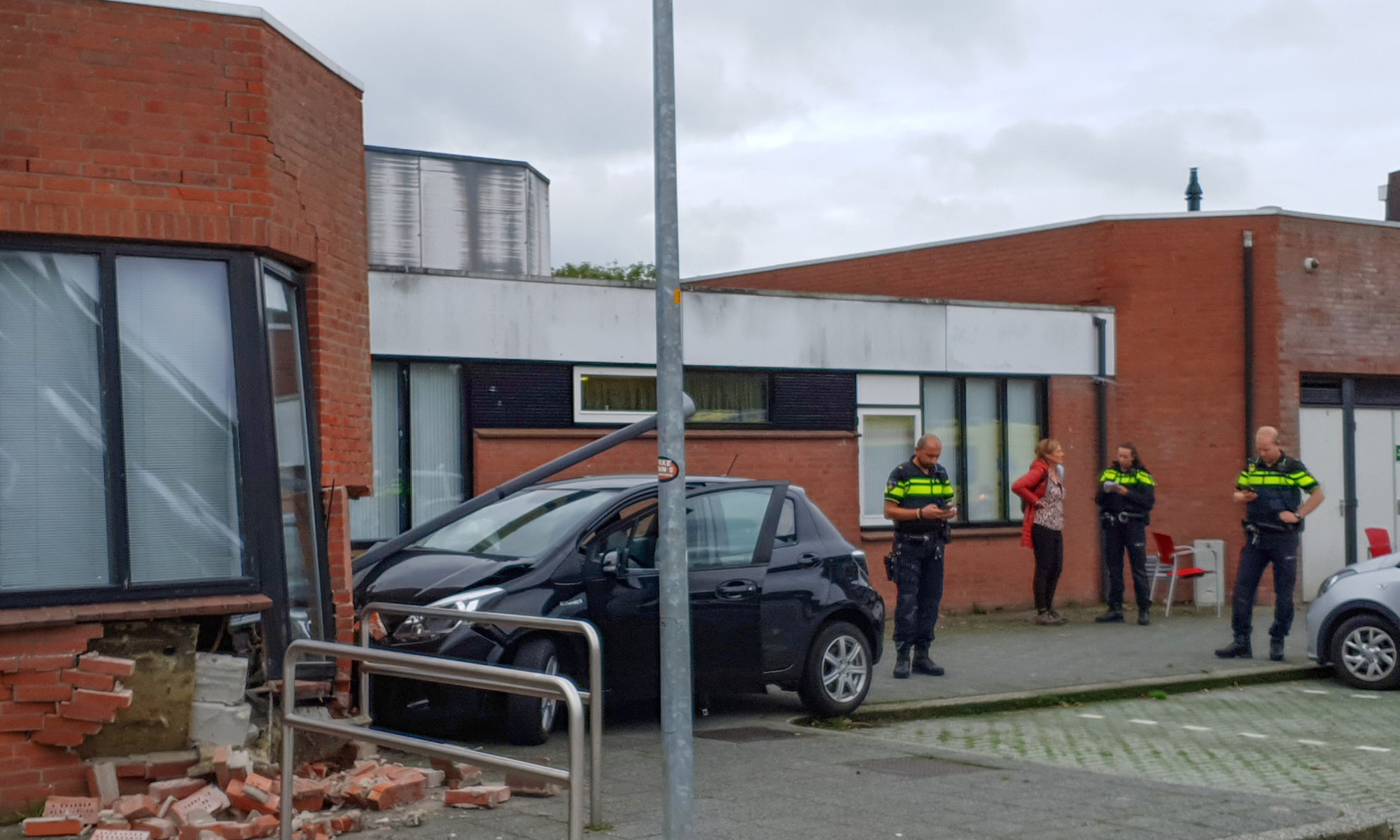 Twee gewonden na rammen pui gezondheidscentrum Oudorp