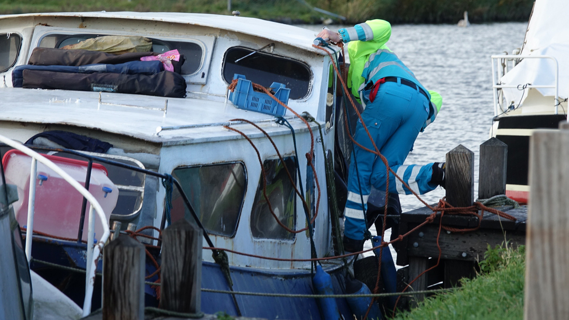 Hulpdiensten naar bewoond bootje aan Waarddijk: