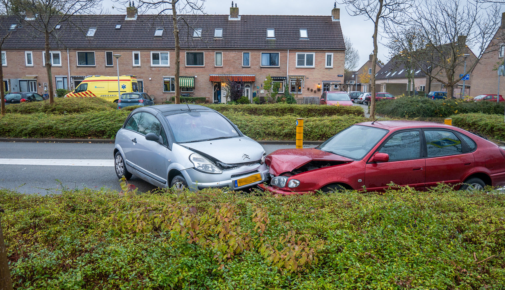 Frontale aanrijding op Laan van Athene bij kruising met Branderij