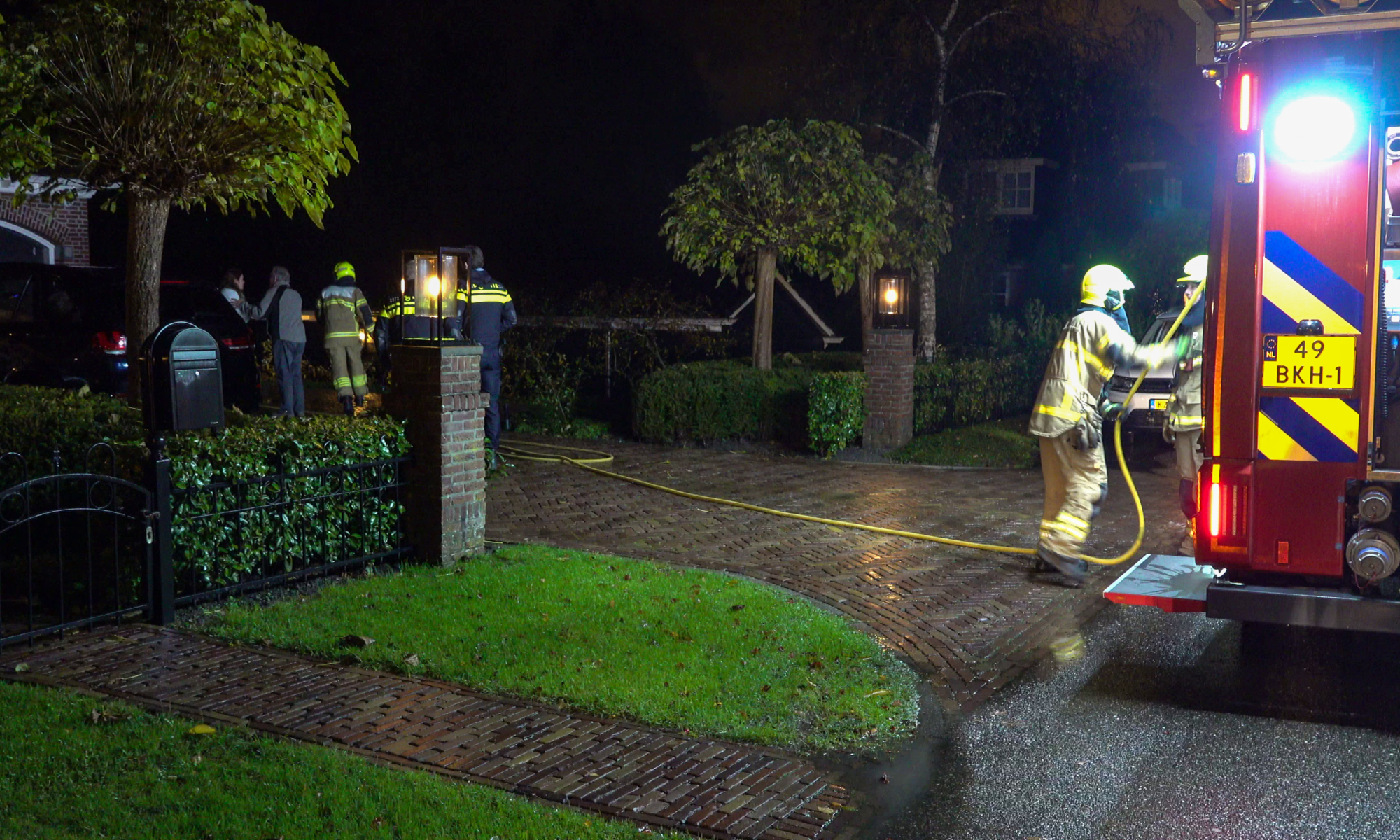 Bliksem slaat in bij garage aan Winterkoning in Zuid Scharwoude 1