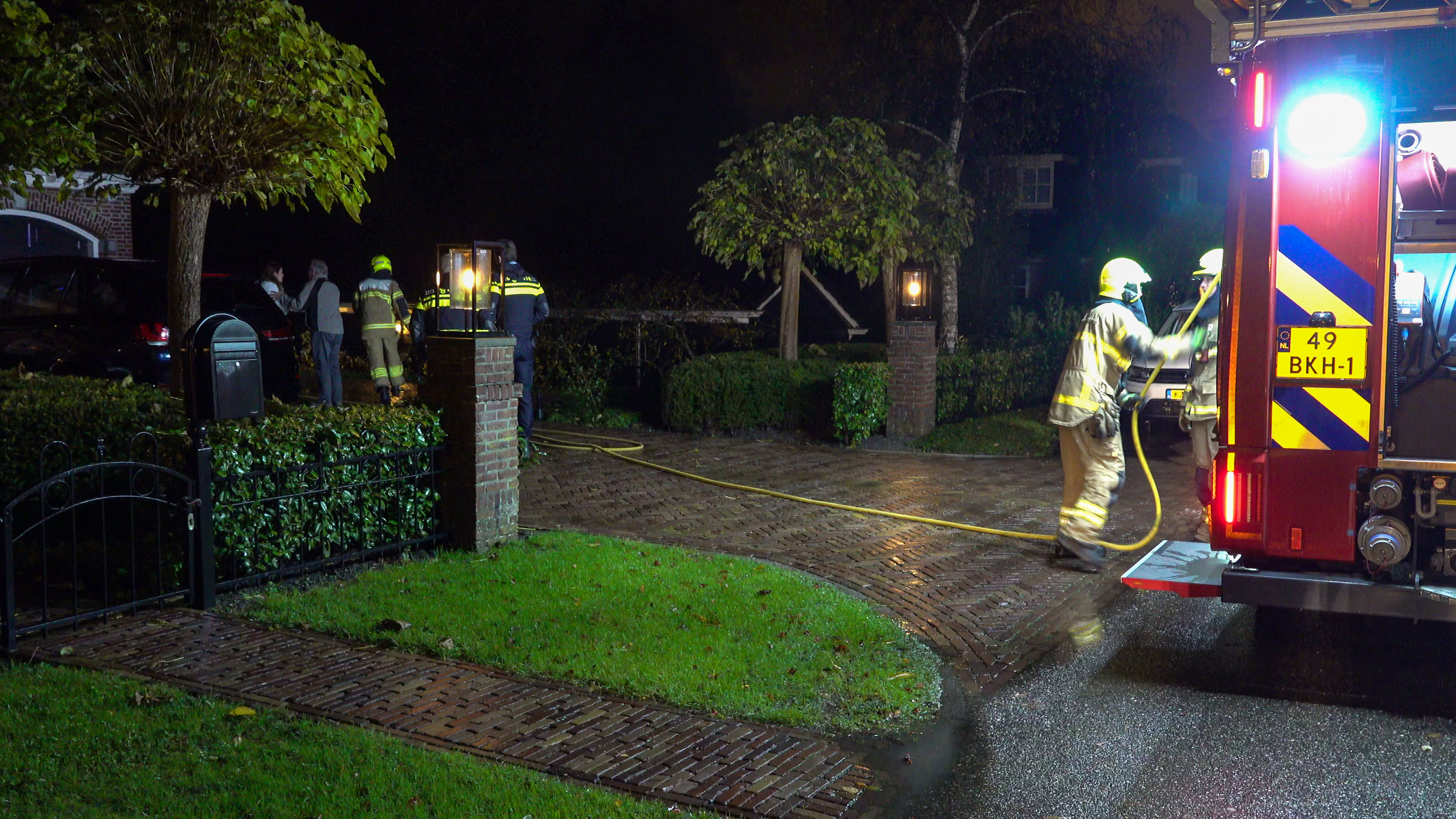 Bliksem slaat in bij garage aan Winterkoning in Zuid Scharwoude 1
