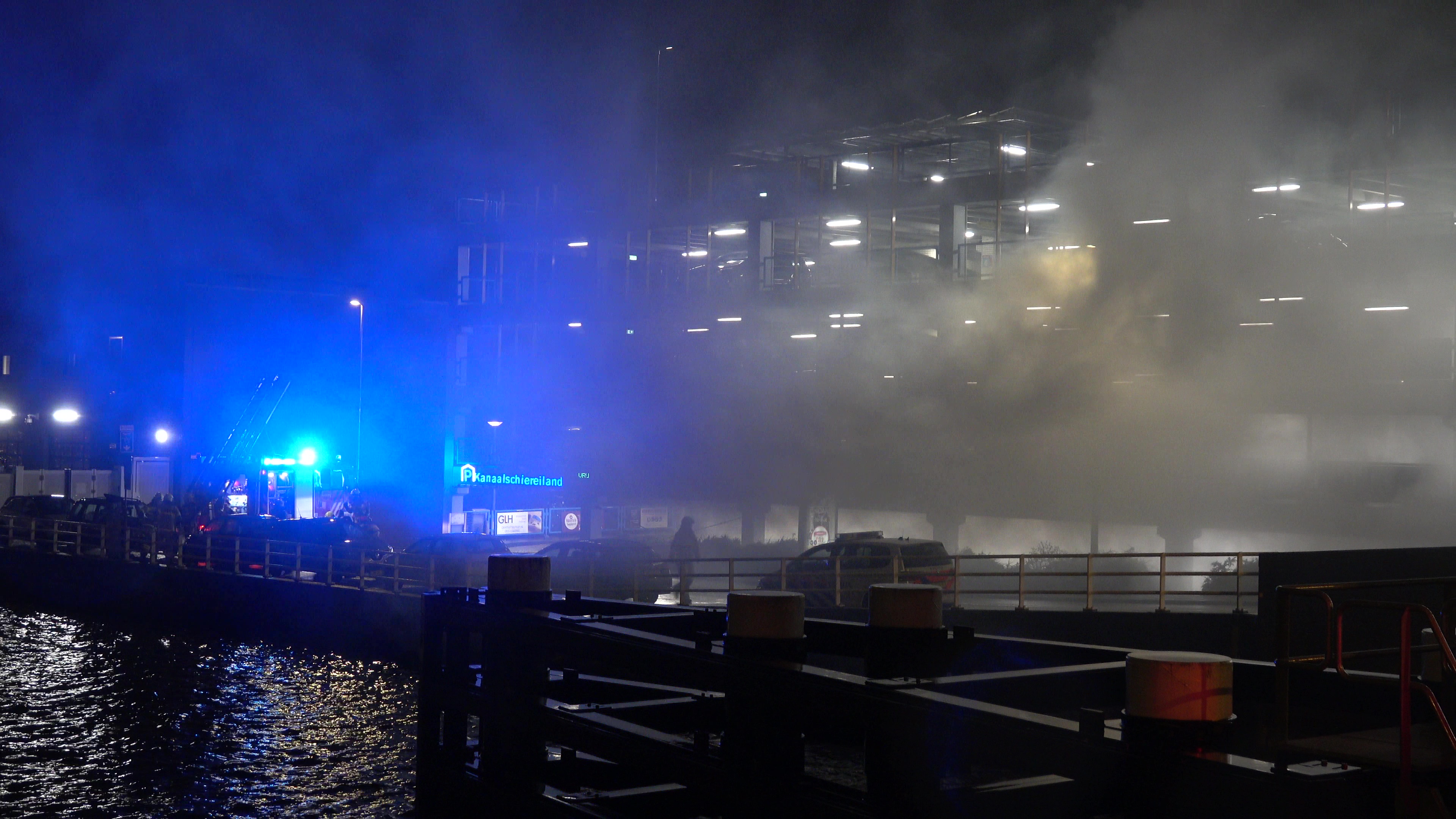 Volvo brandt uit in parkeergarage Kanaalschiereiland in Alkmaar