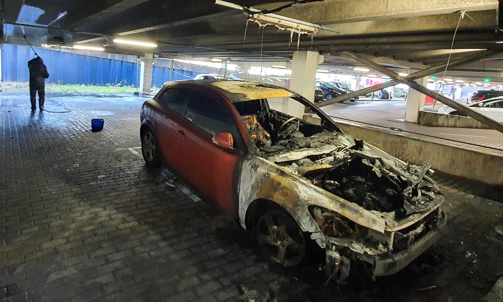 Aanhouding na brandstichting parkeergarage, problemen rond uitgebrande auto