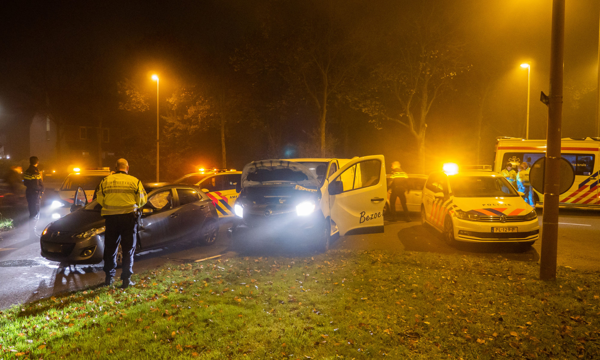 Bestelbus ramt auto op Laan van Darmstadt; een gewonde naar ziekenhuis