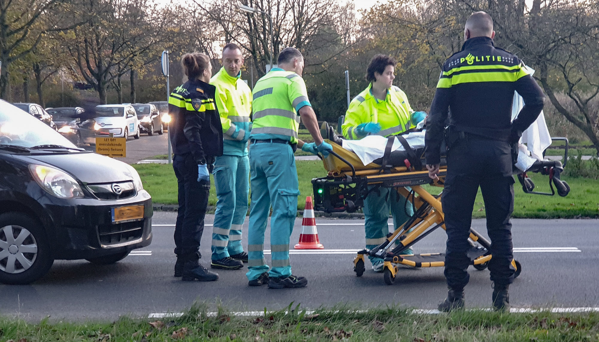 Automobilist onderweg naar eigen auto geschept door ander voertuig