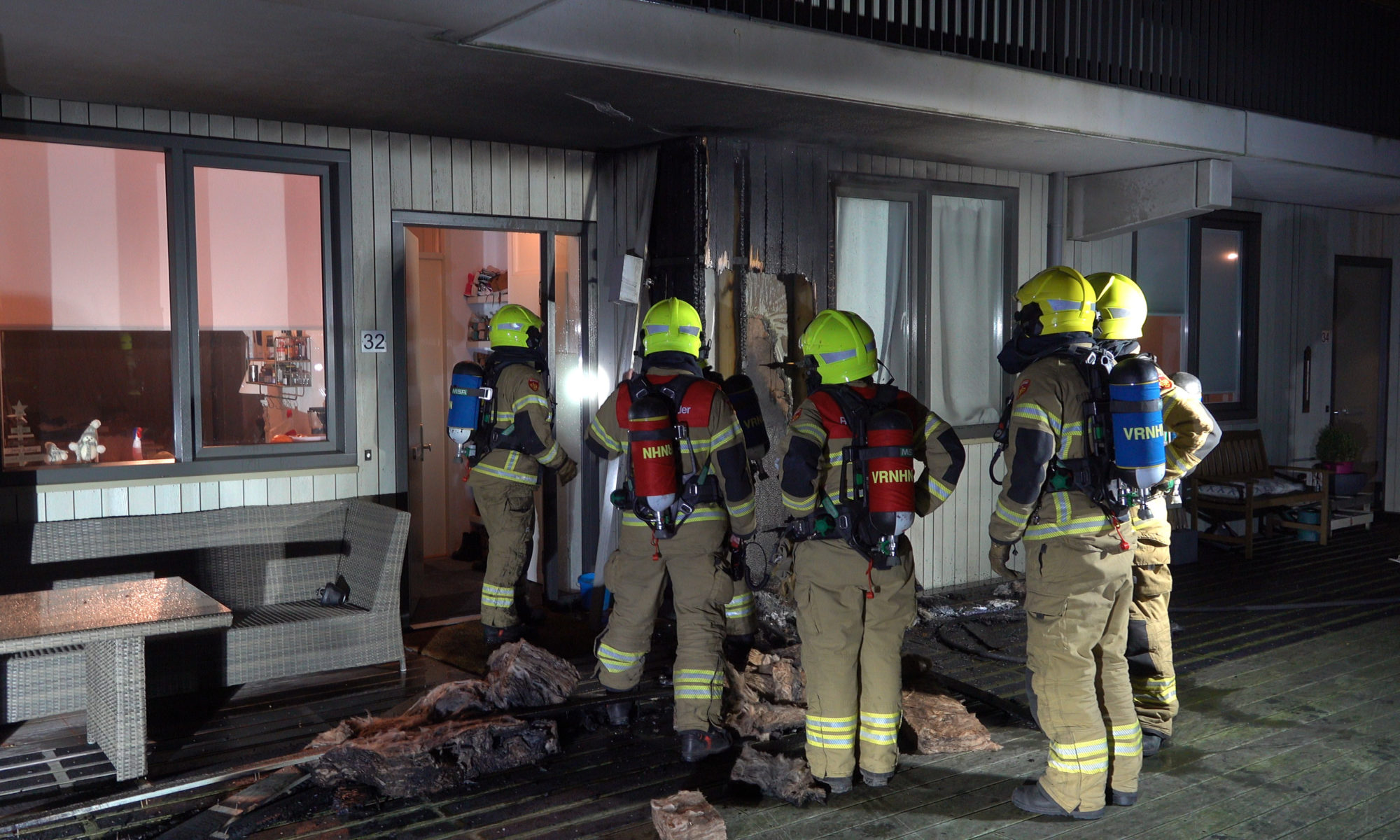 Brandje in houten wand zorgt voor nachtelijk tumult Broekerplein in Broek op Langedijk