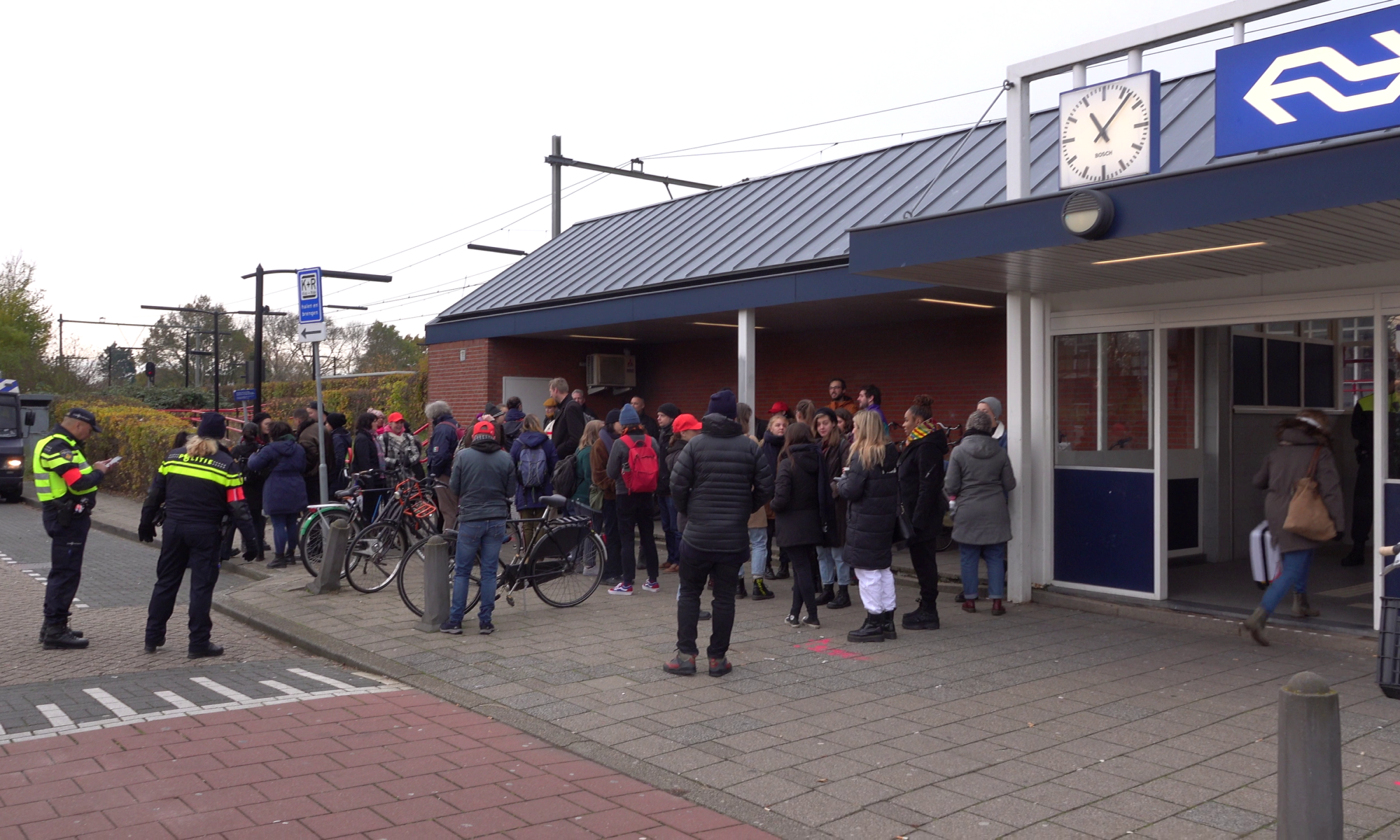 Gemoedelijke aankomst Jerry Afriyie en anti Zwarte Piet activisten bij station Alkmaar-Noord