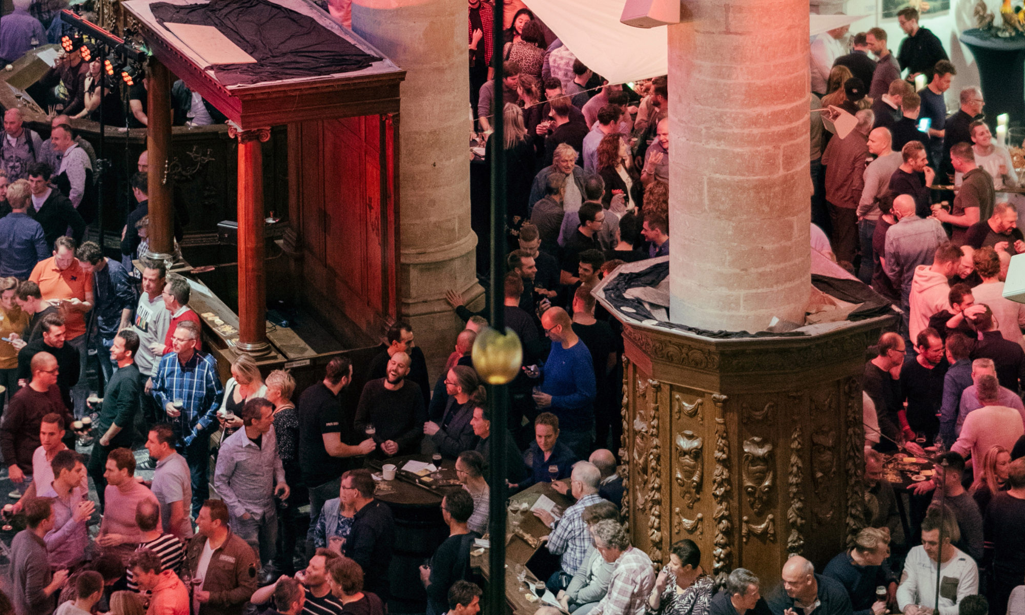 Vriendenbock bekostigt restauratie gewelfschotels en stralenkransen Grote Kerk