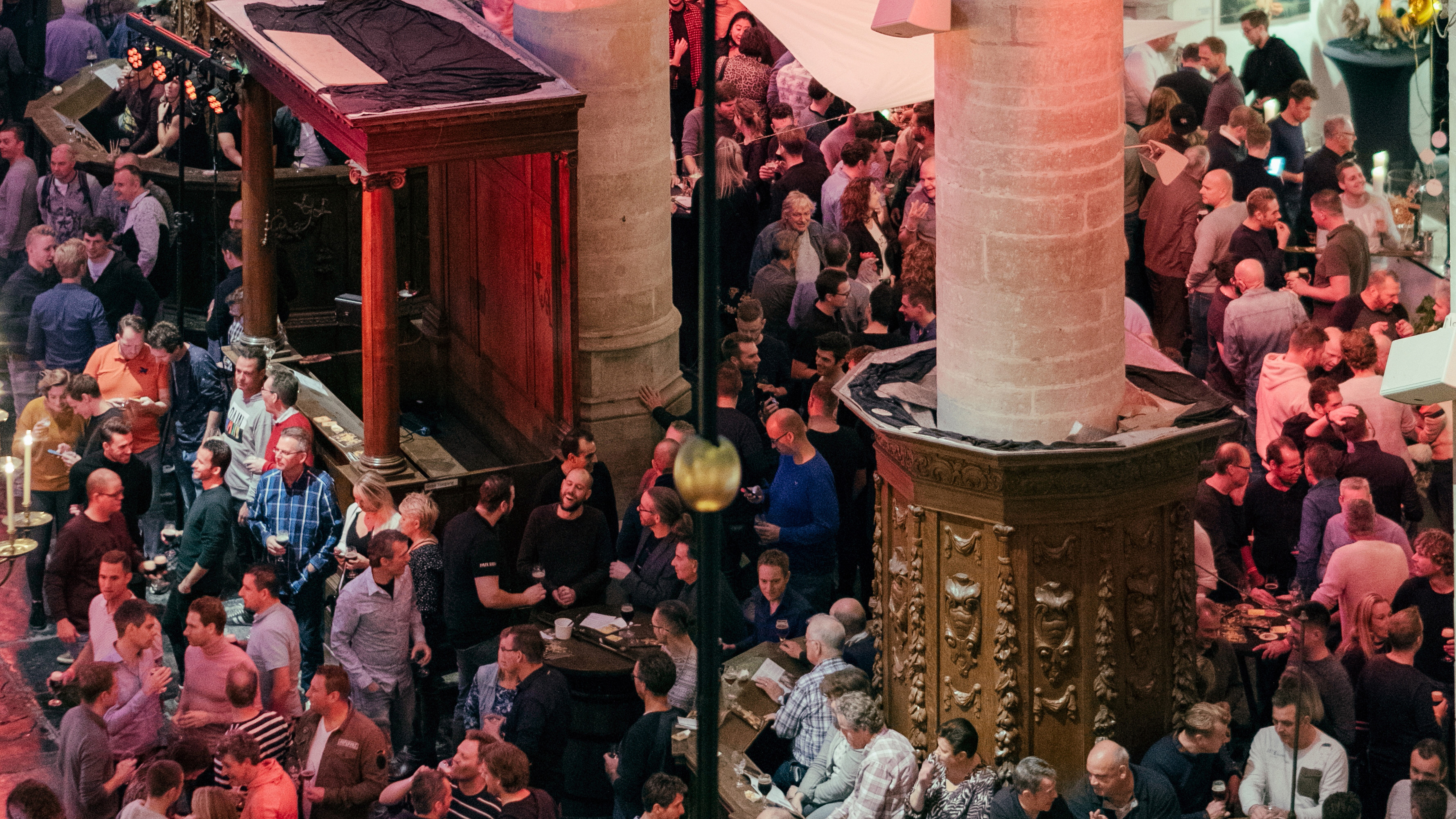 Vriendenbock bekostigt restauratie gewelfschotels en stralenkransen Grote Kerk