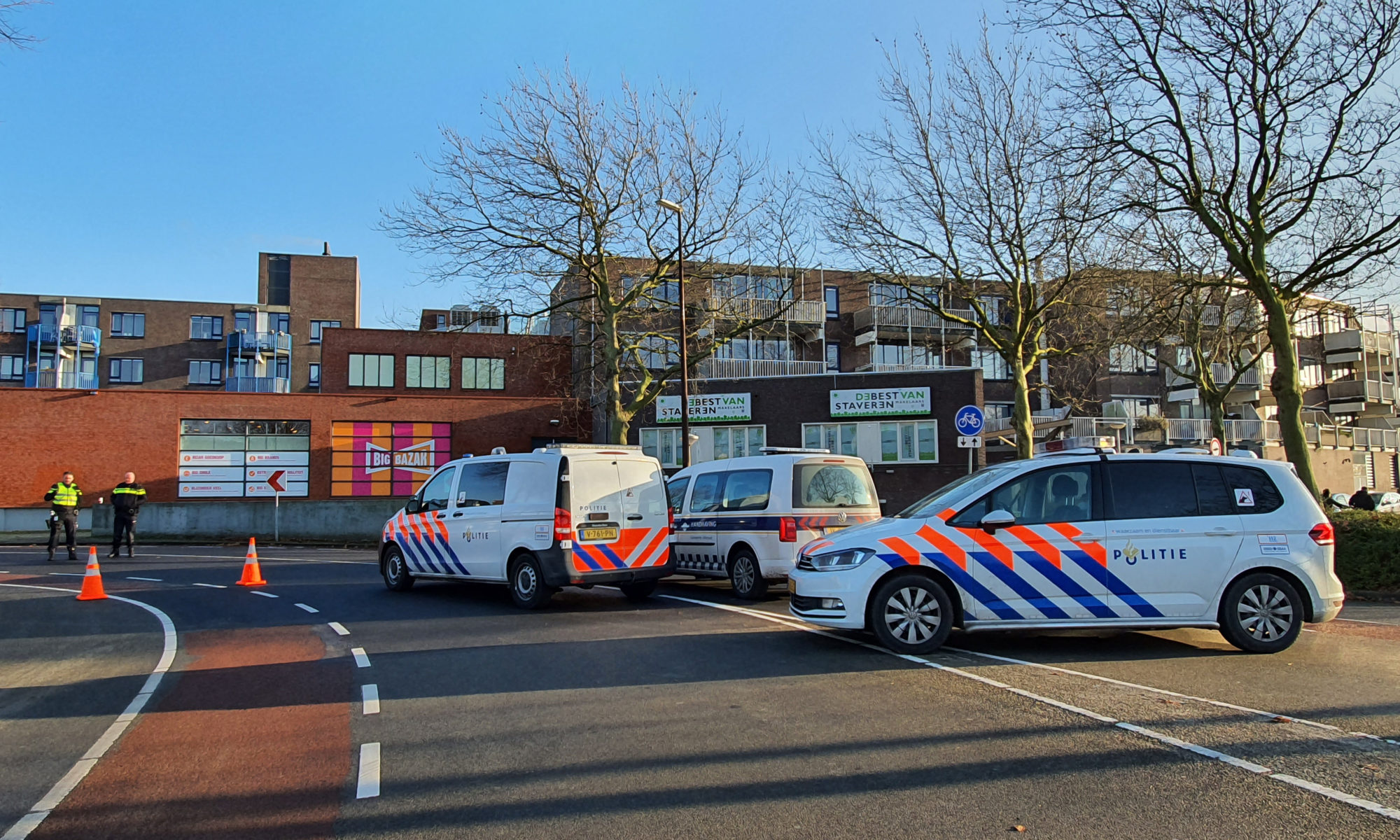 Agent trekt wapen na worsteling met twee tienpoging diefstal uit politeiauto