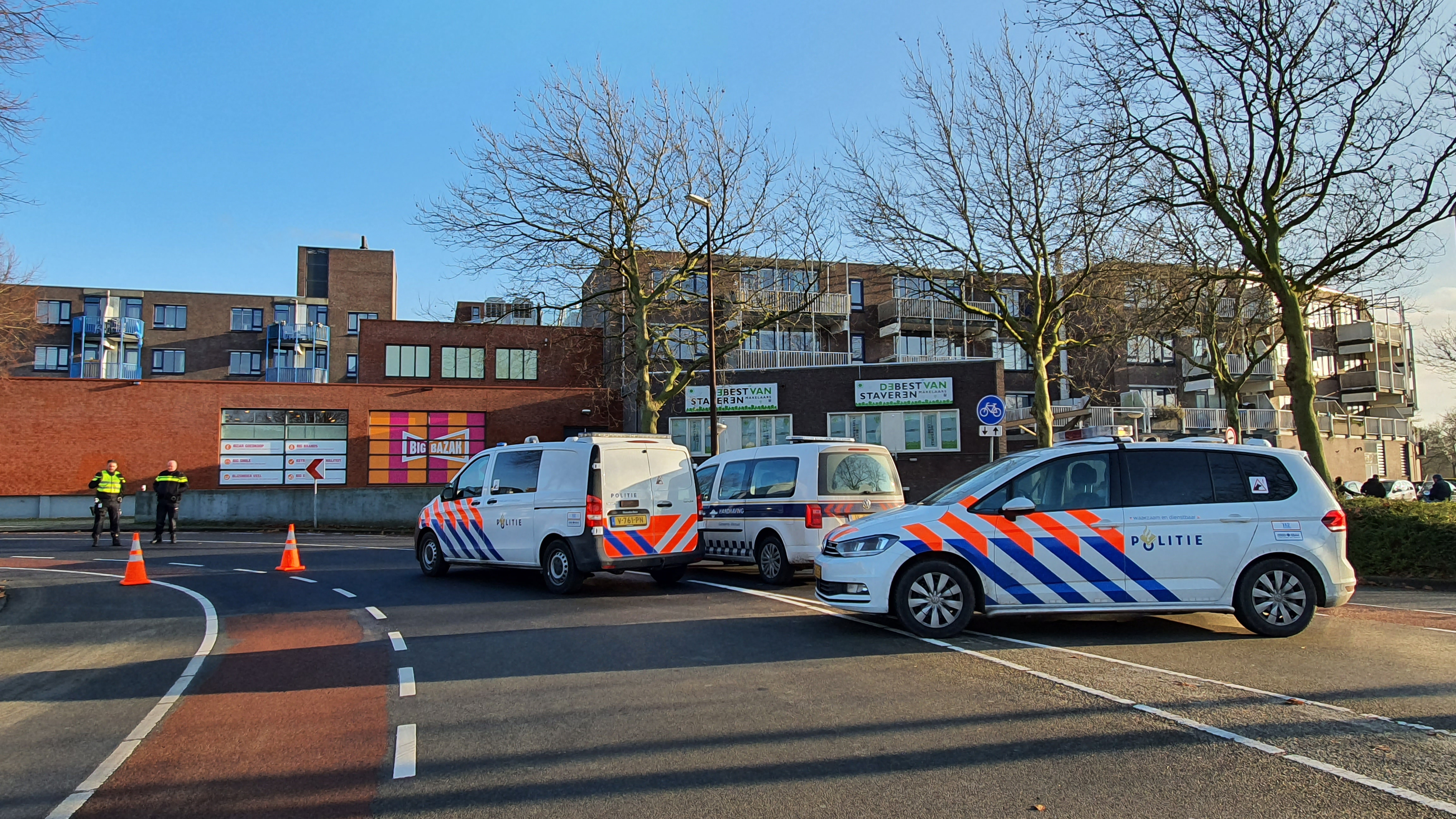 Agent trekt wapen na worsteling met twee tienpoging diefstal uit politeiauto
