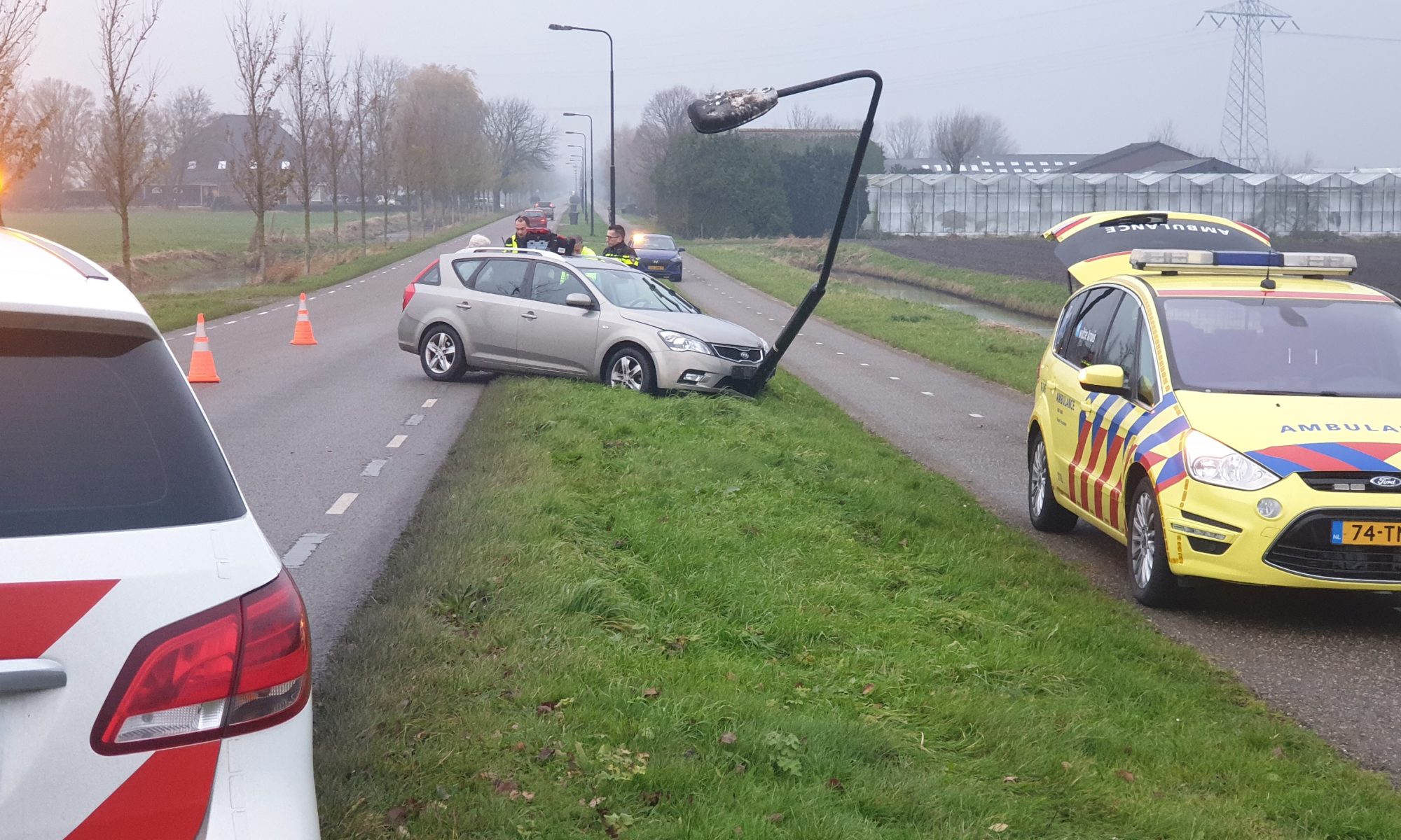 Automobilist botst vol op lantaarnpaal langs Rustenburgerweg, vermoedelijk door onwelwording