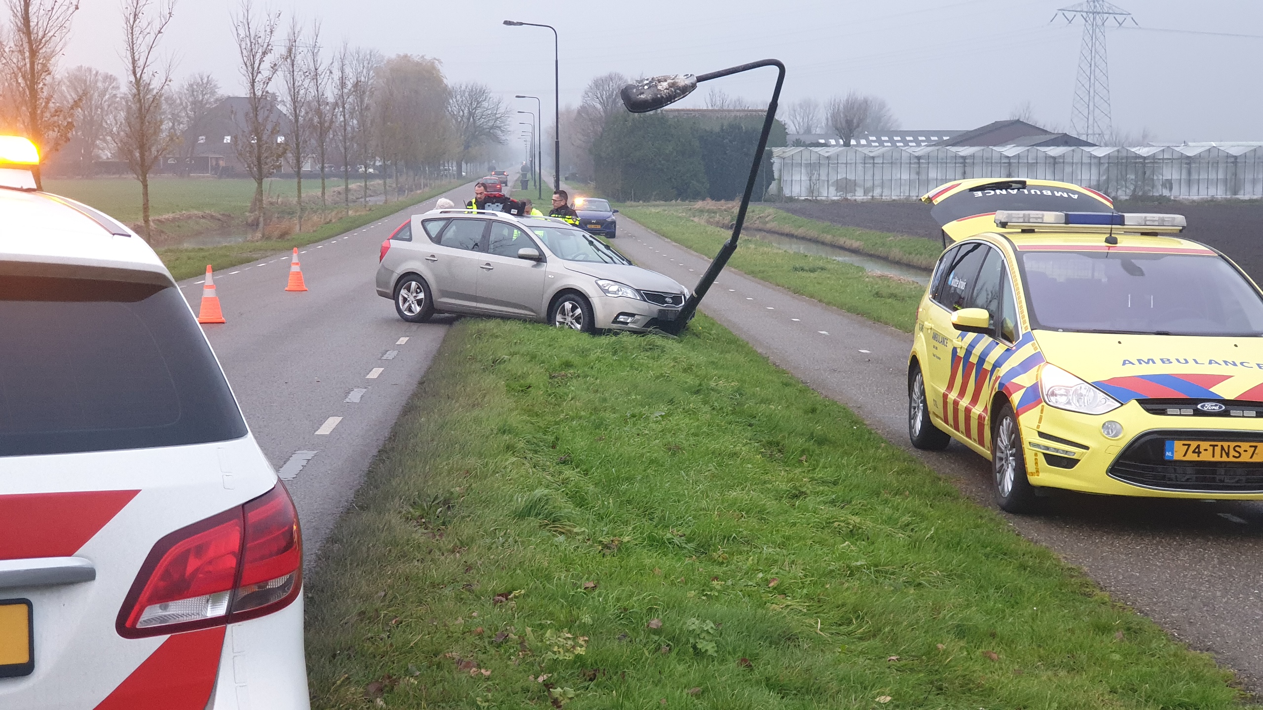 Automobilist botst vol op lantaarnpaal langs Rustenburgerweg, vermoedelijk door onwelwording