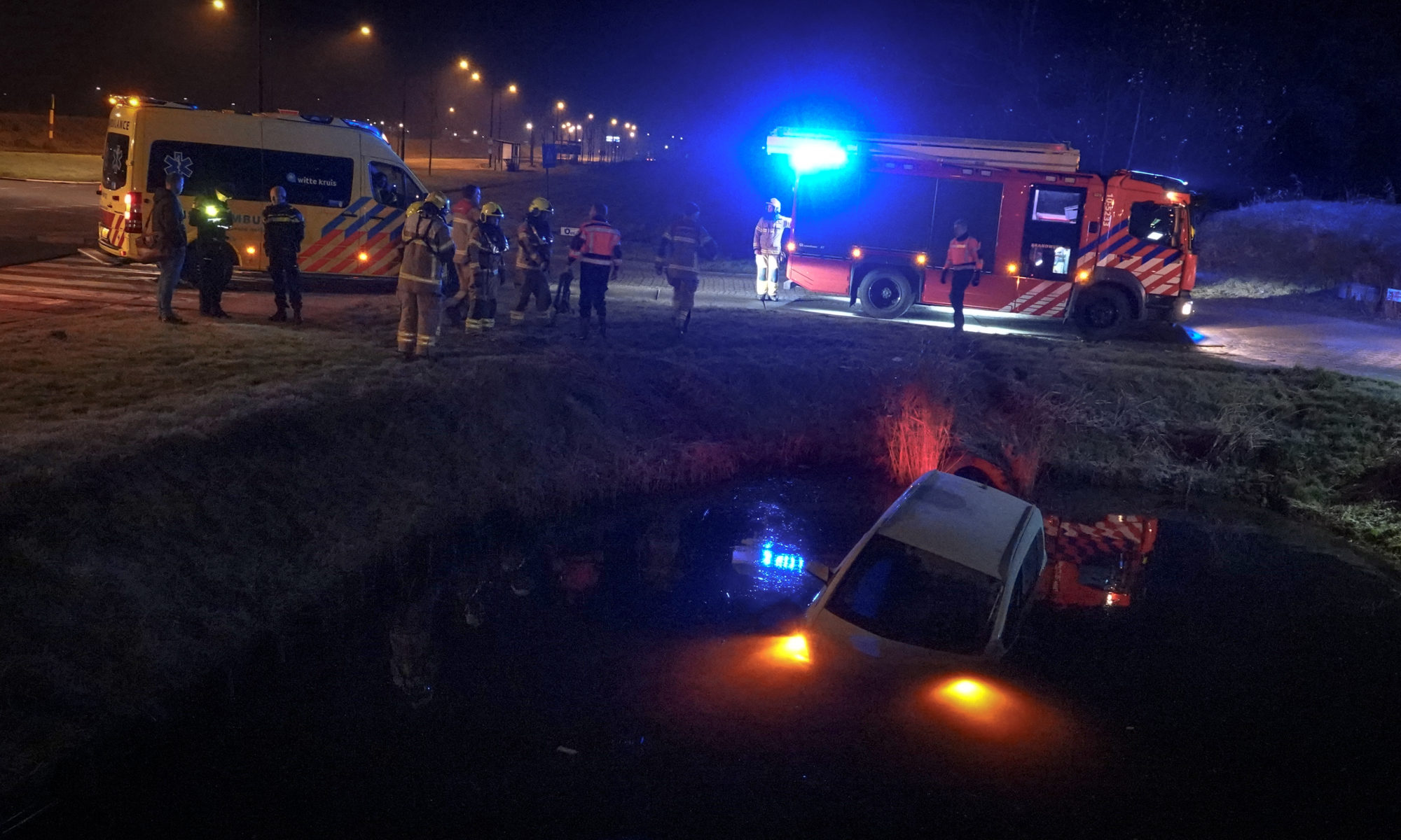 Vervelende surprise: met auto en al het water bij Kalmoesstraat in