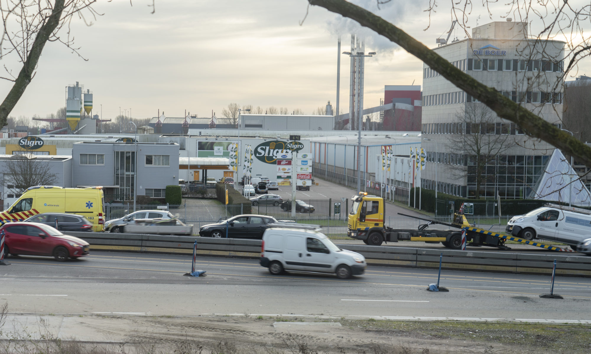 Vijf auto's betrokken bij kop-staartbotsing op N242 bij Alkmaar; flinke file zorgt voor vertraging