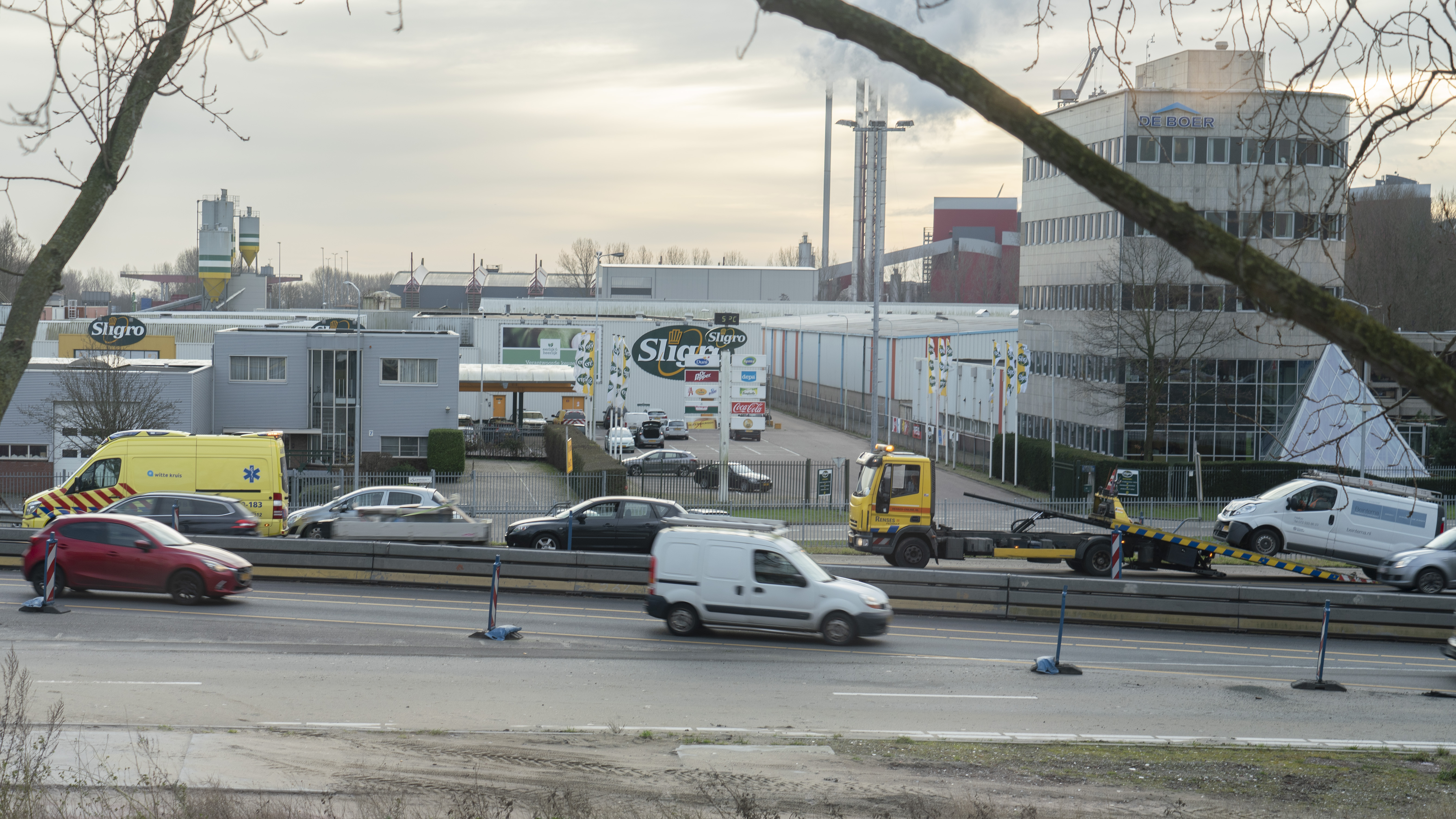 Vijf auto's betrokken bij kop-staartbotsing op N242 bij Alkmaar; flinke file zorgt voor vertraging