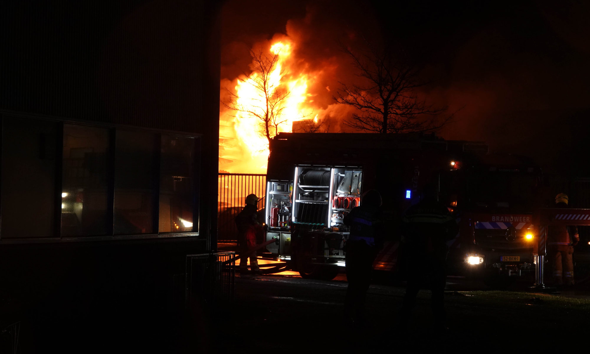 Zeer grote brand en explosie in bedrijvenverzamelpand op Beverkoog Alkmaar (VIDEO)