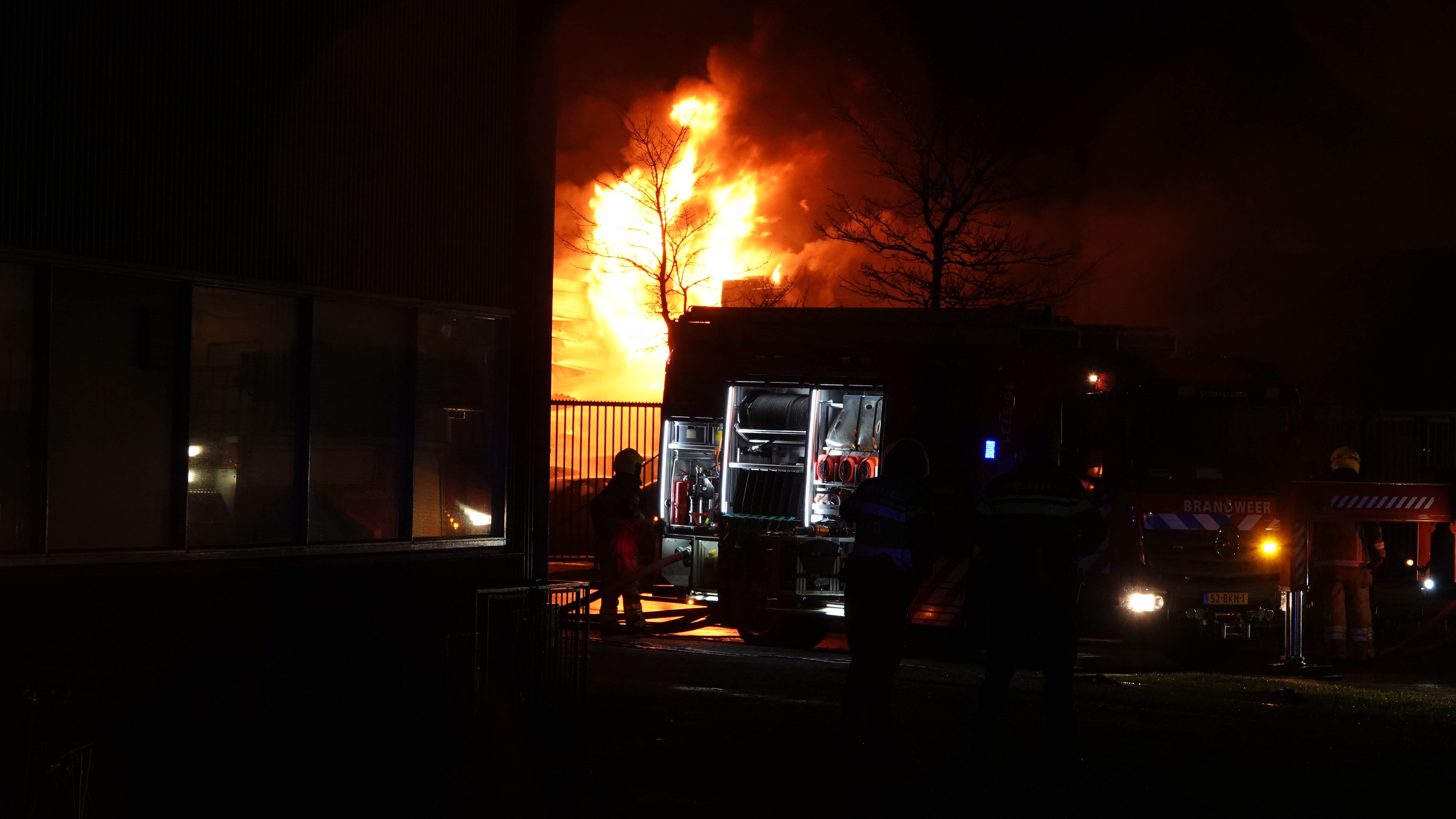 Zeer grote brand en explosie in bedrijvenverzamelpand op Beverkoog Alkmaar (VIDEO)