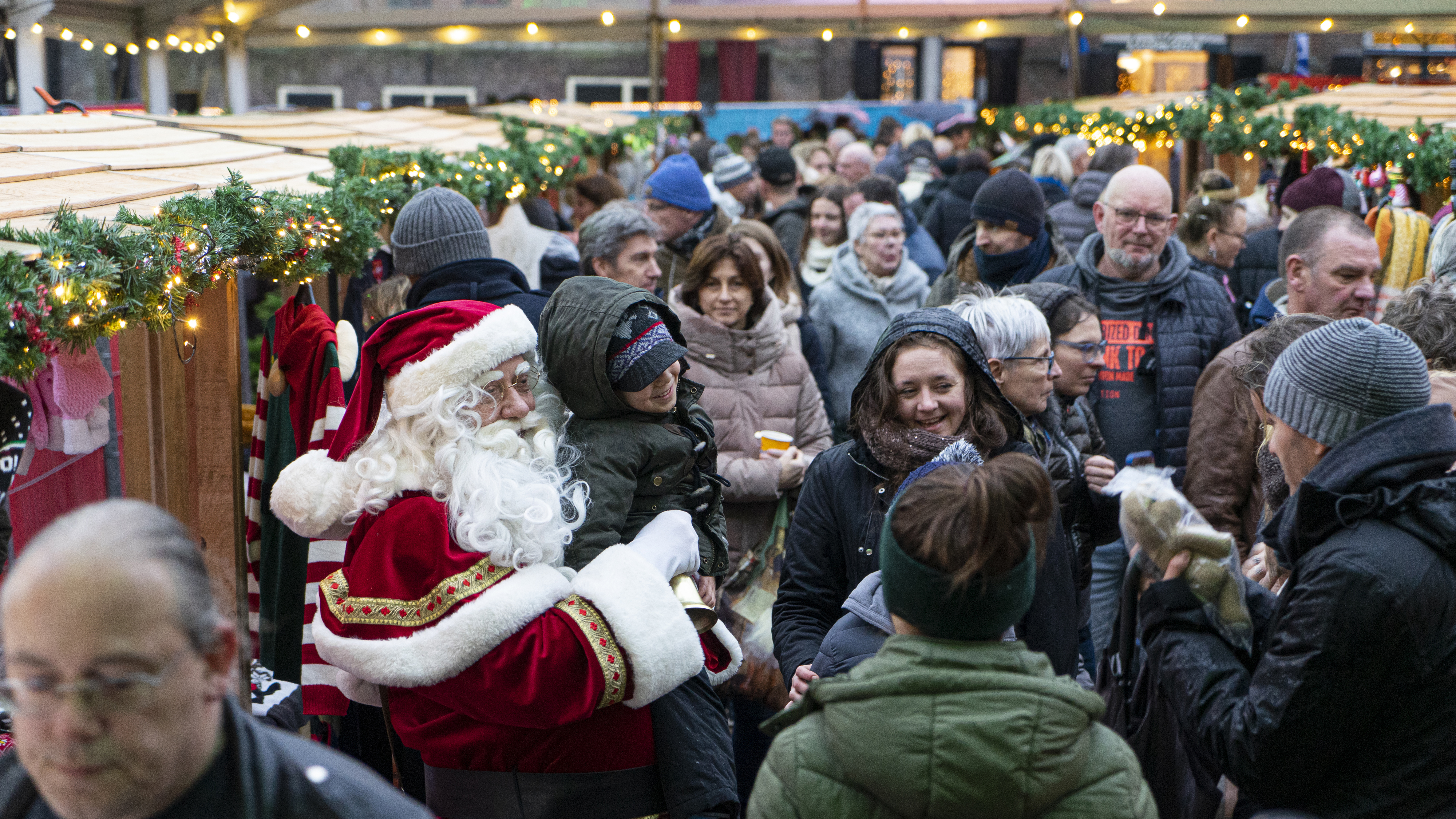Alkmaarse binnenstad in kerstsfeer gedompeld
