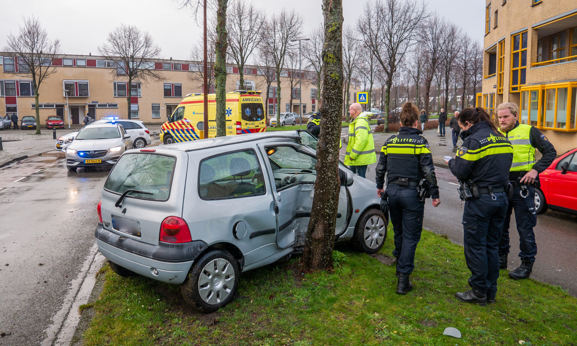 Auto botst hard tegen boom na