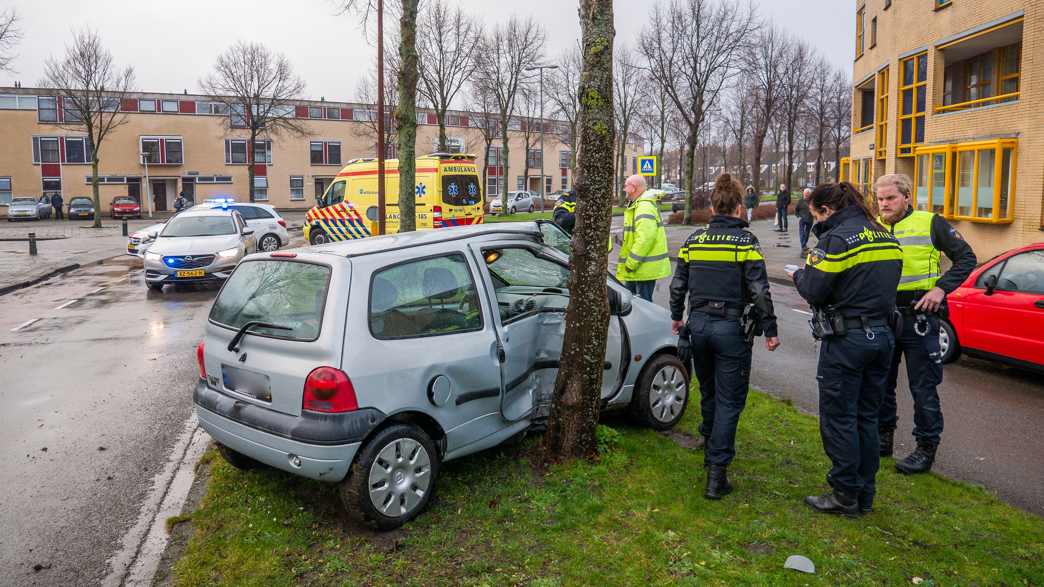 Auto botst hard tegen boom na