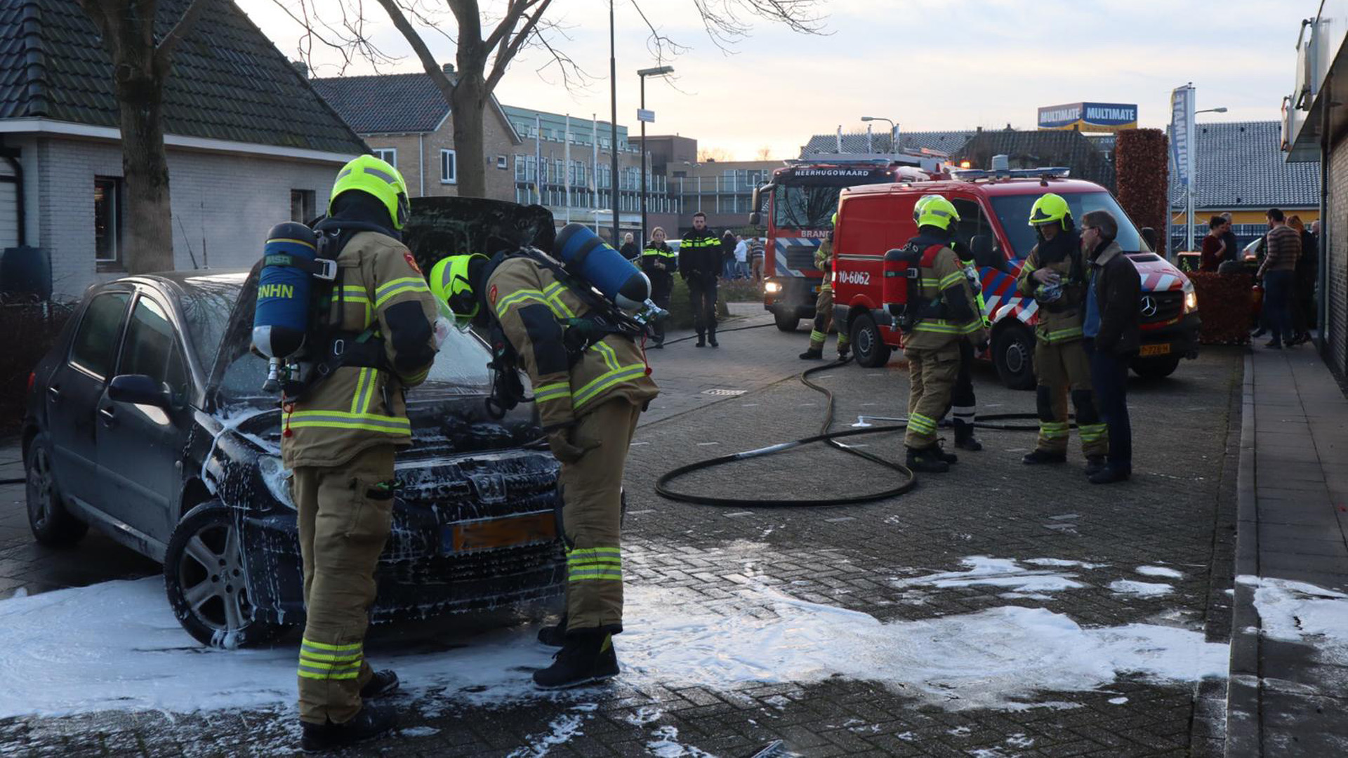 Motor vat vlam van auto geparkeerd aan Fr