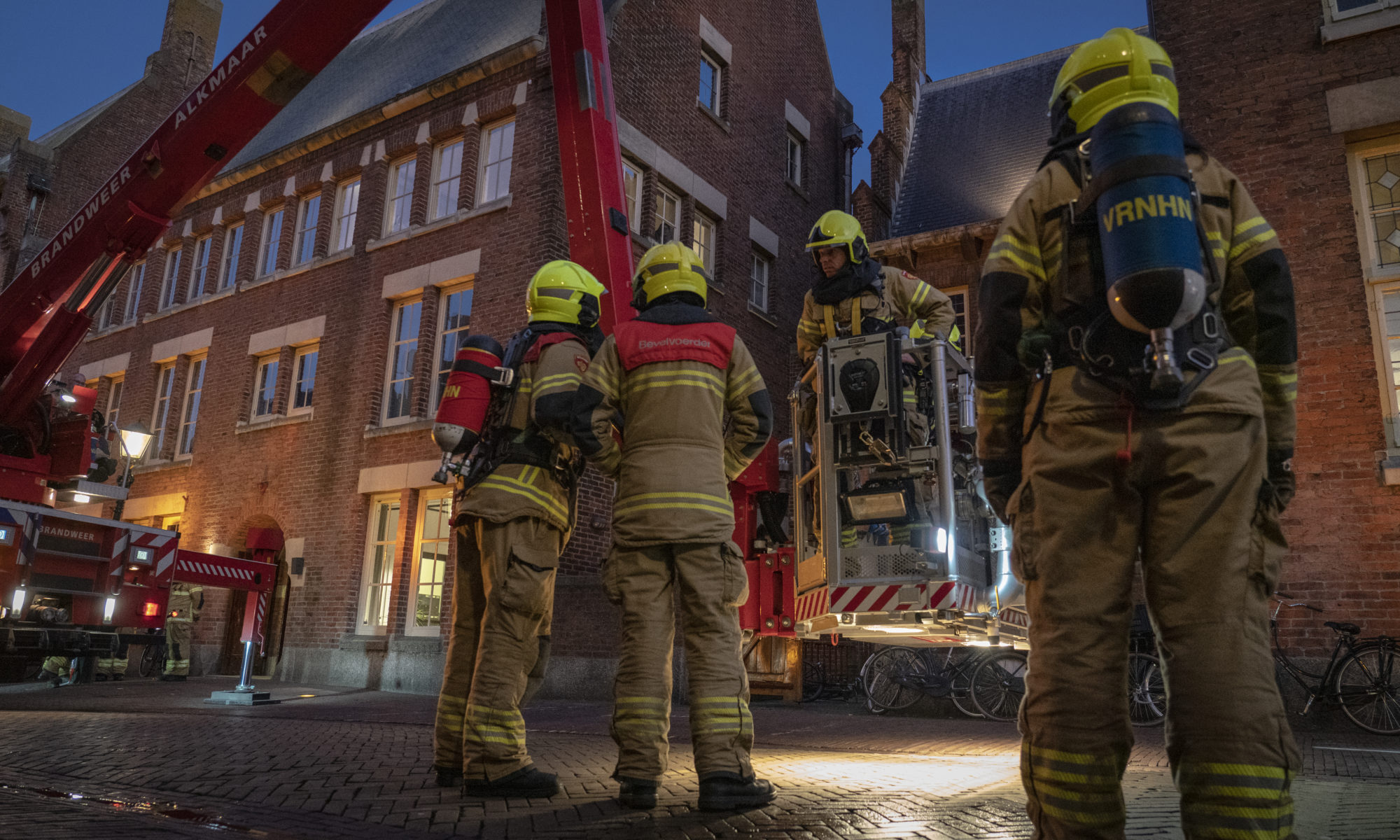 Brandgerucht in Alkmaarse binnenstad trekt de nodige kijkers maar blijkt loos alarm