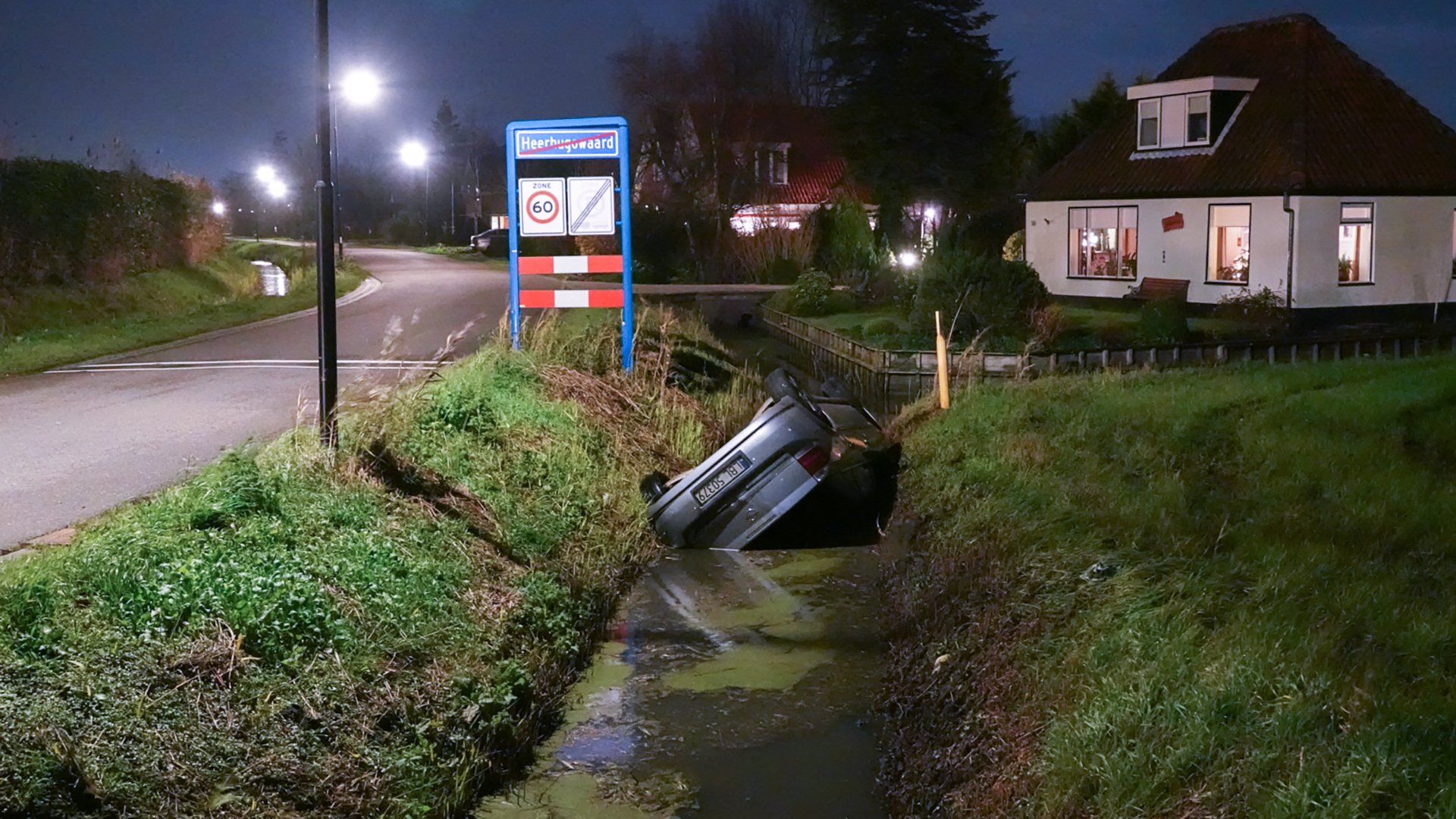 Autorit vanuit werk eindigt op de kop in sloot langs Rustenburgerweg