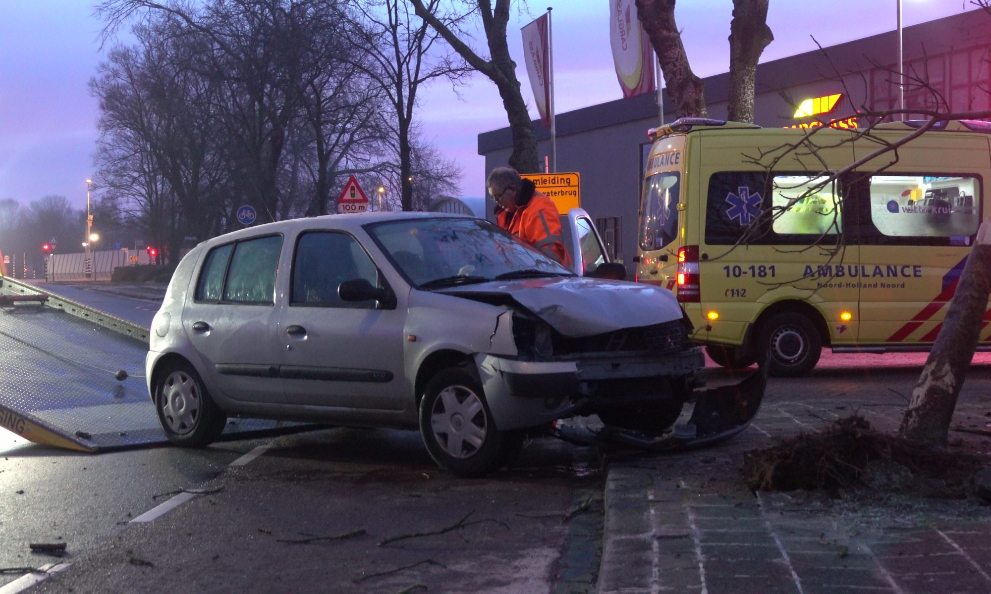 Bestuurder Renault Clio raakt gewond bij éénzijdig ongeval in Alkmaar