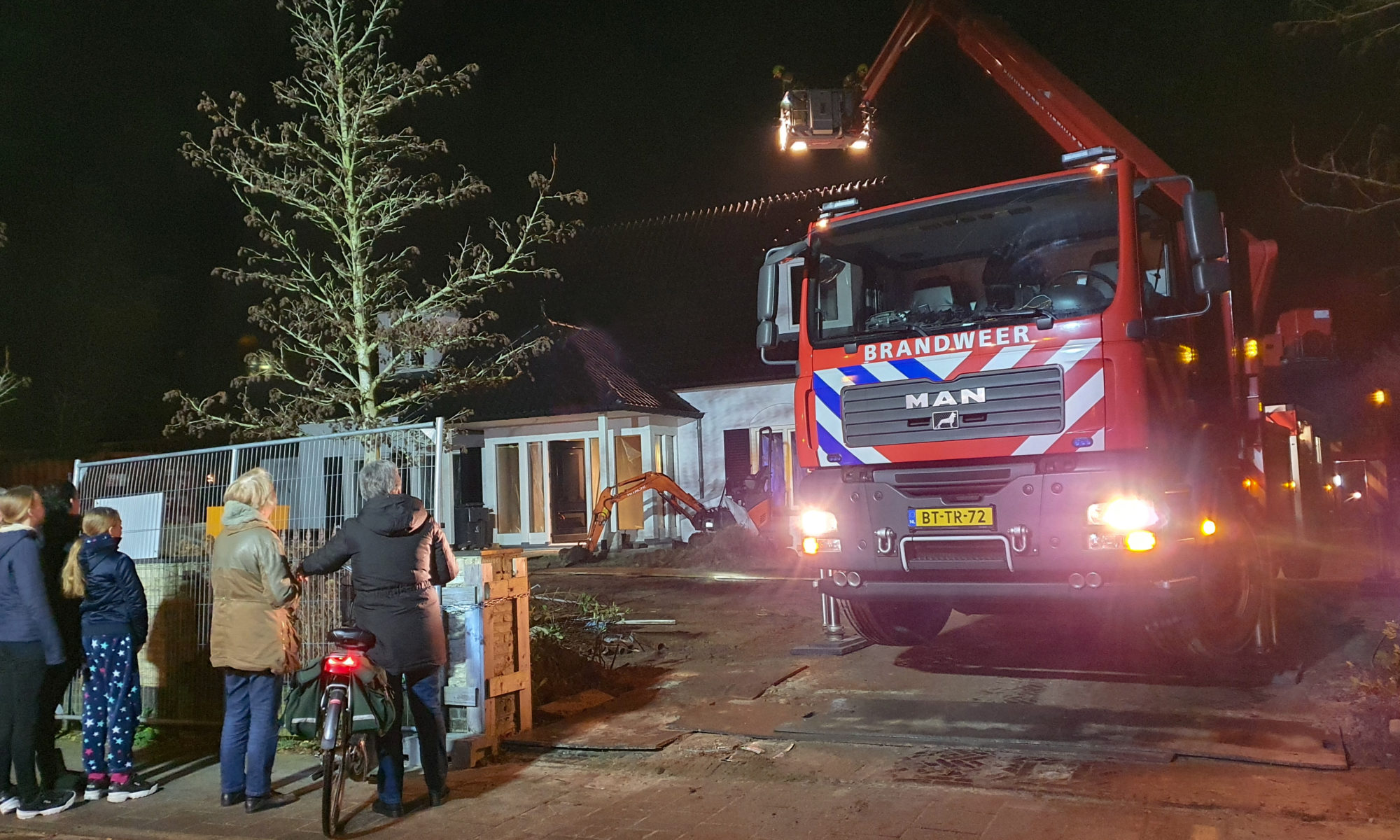 Brandgerucht bij al twee keer eerder door brand getroffen perceel aan Jan Glijnisweg in Heerhugowaard