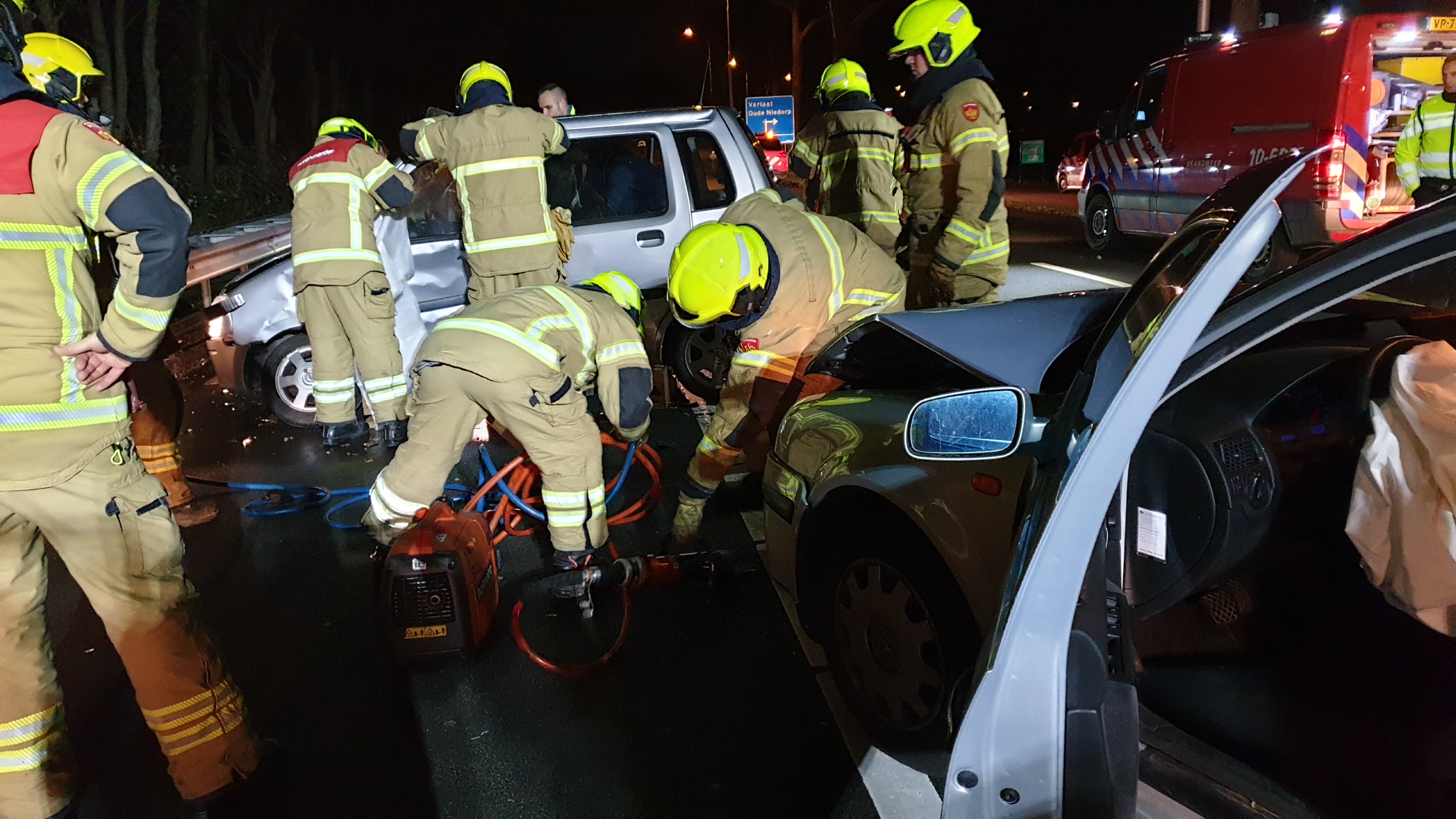 Twee gewonden en veel schade na omkeren op N241 bij Heerhugowaard