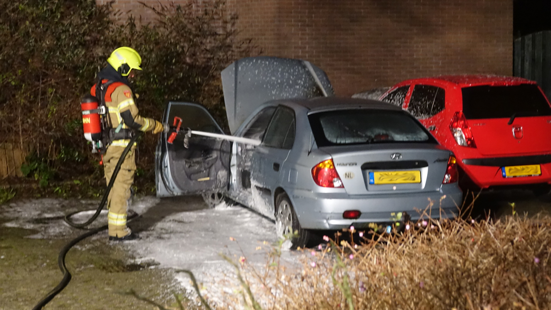 Twee in Sloerstraat in Alkmaar geparkeerde auto's zwaar beschadigd door brand