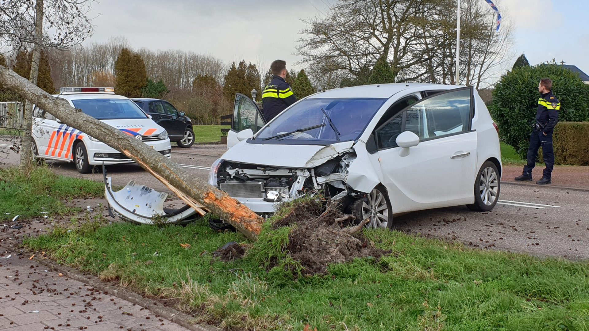 Auto tegen boom op J